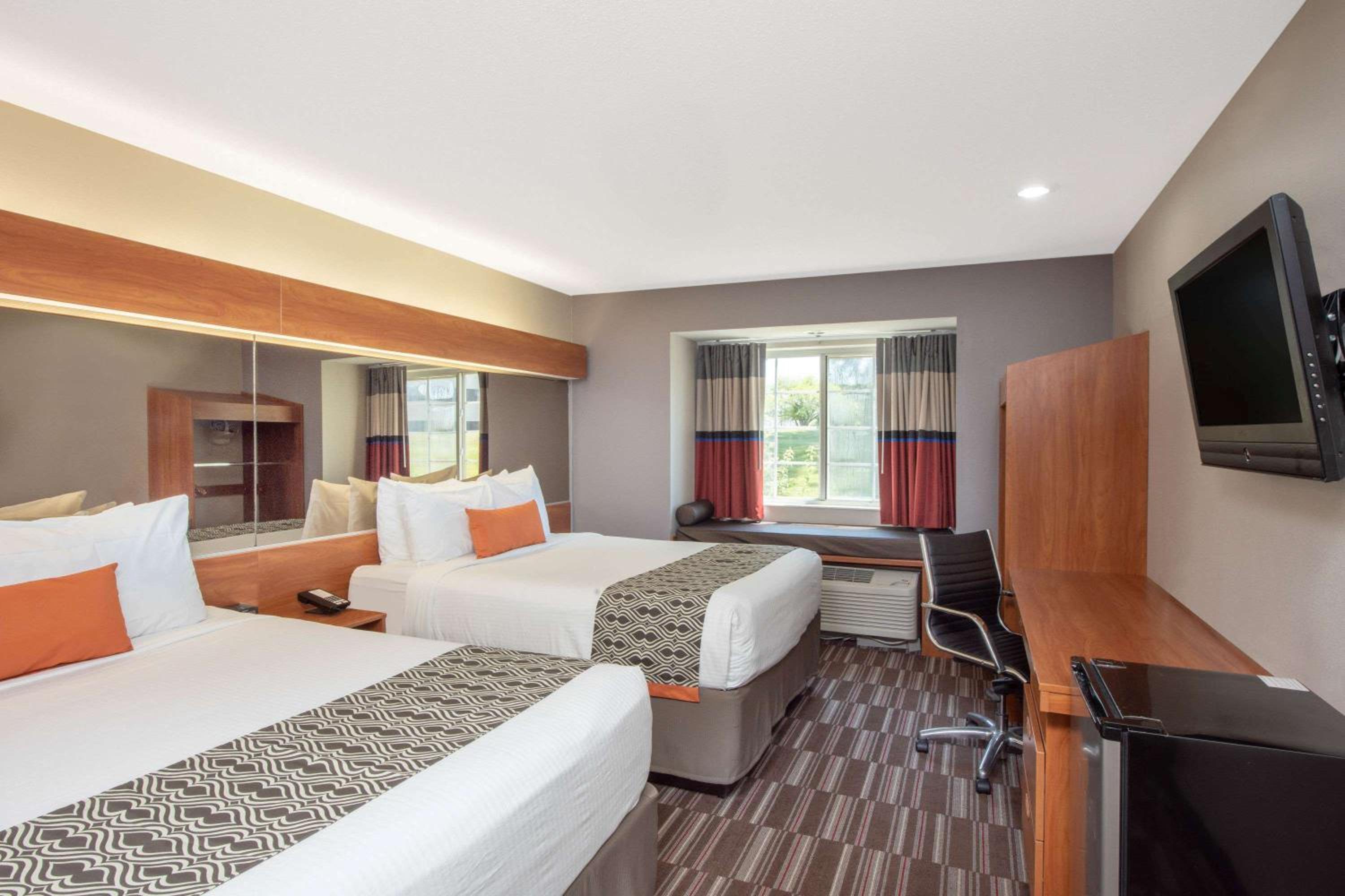 Queen Room with Two Queen Beds - Disability Access/Non-Smoking - Photo 5