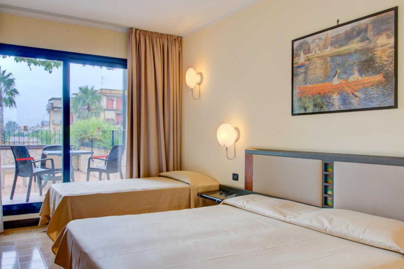 Deluxe Triple Room with Balcony - Photo 1