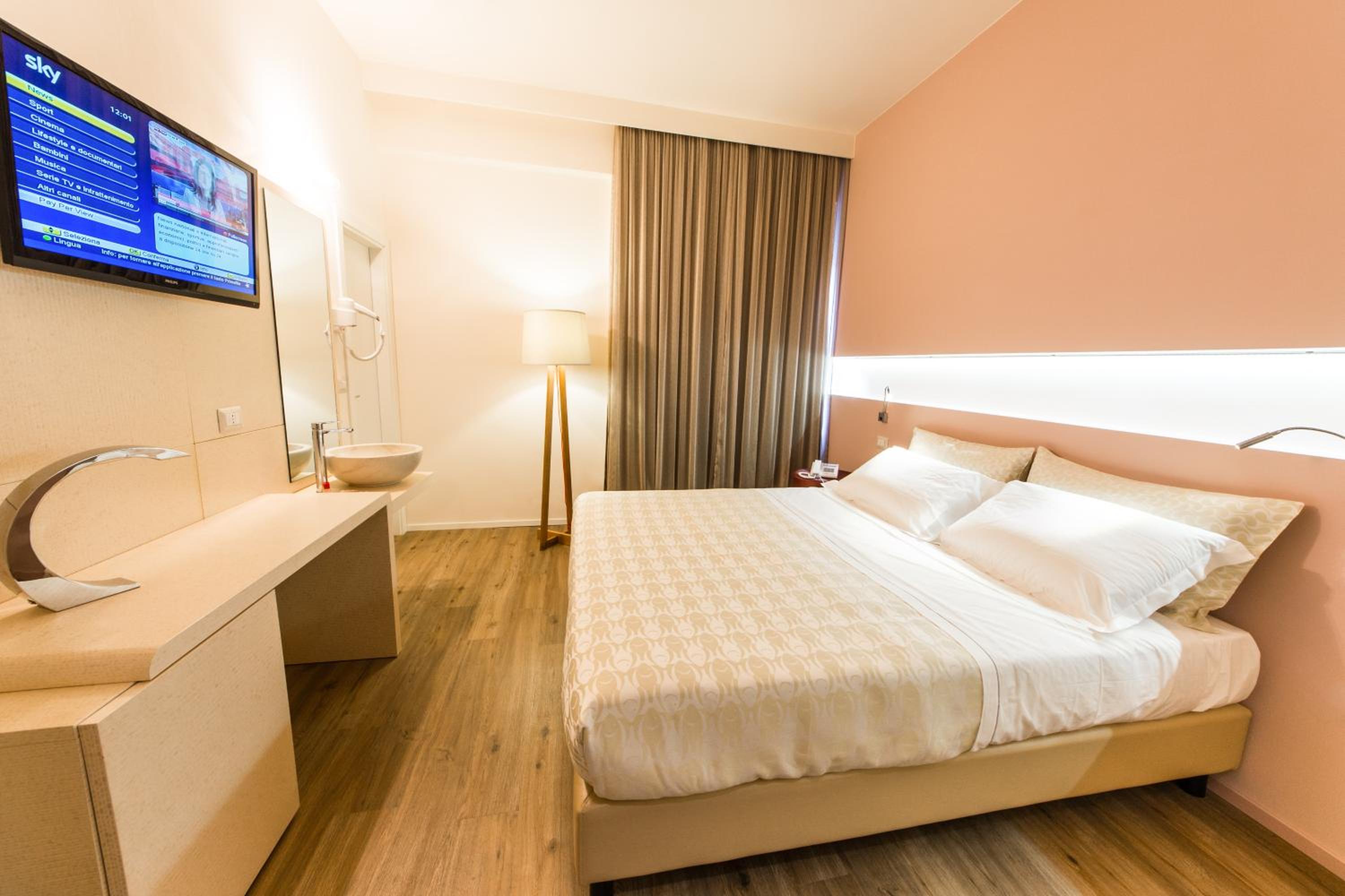 Deluxe Double or Twin Room - Photo 4