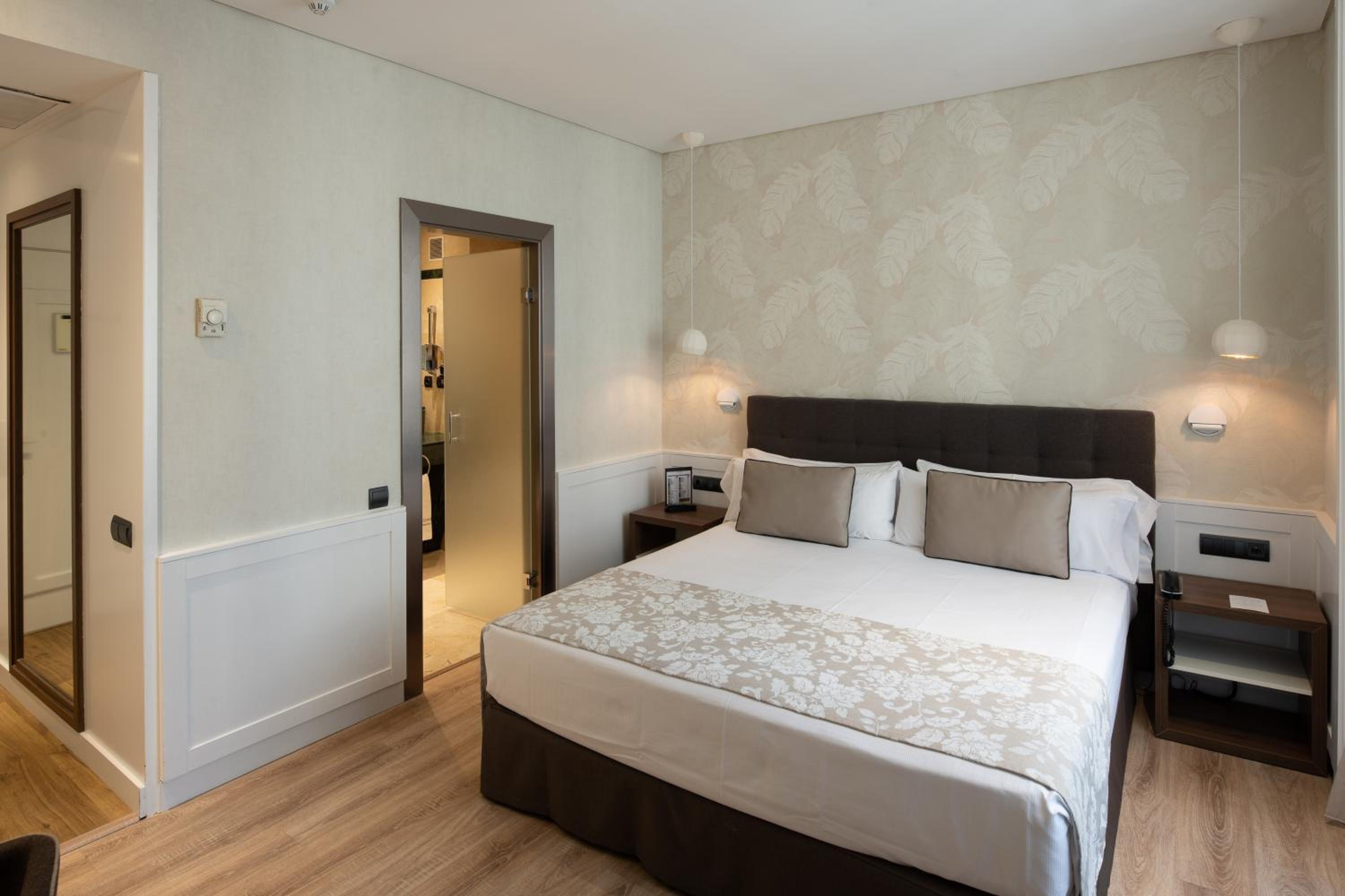 Double or Twin Room - Photo 4