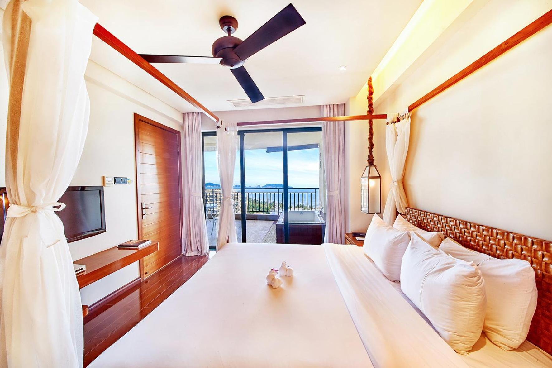 Deluxe Two-Bedroom Family Suite with Sea View photo 1