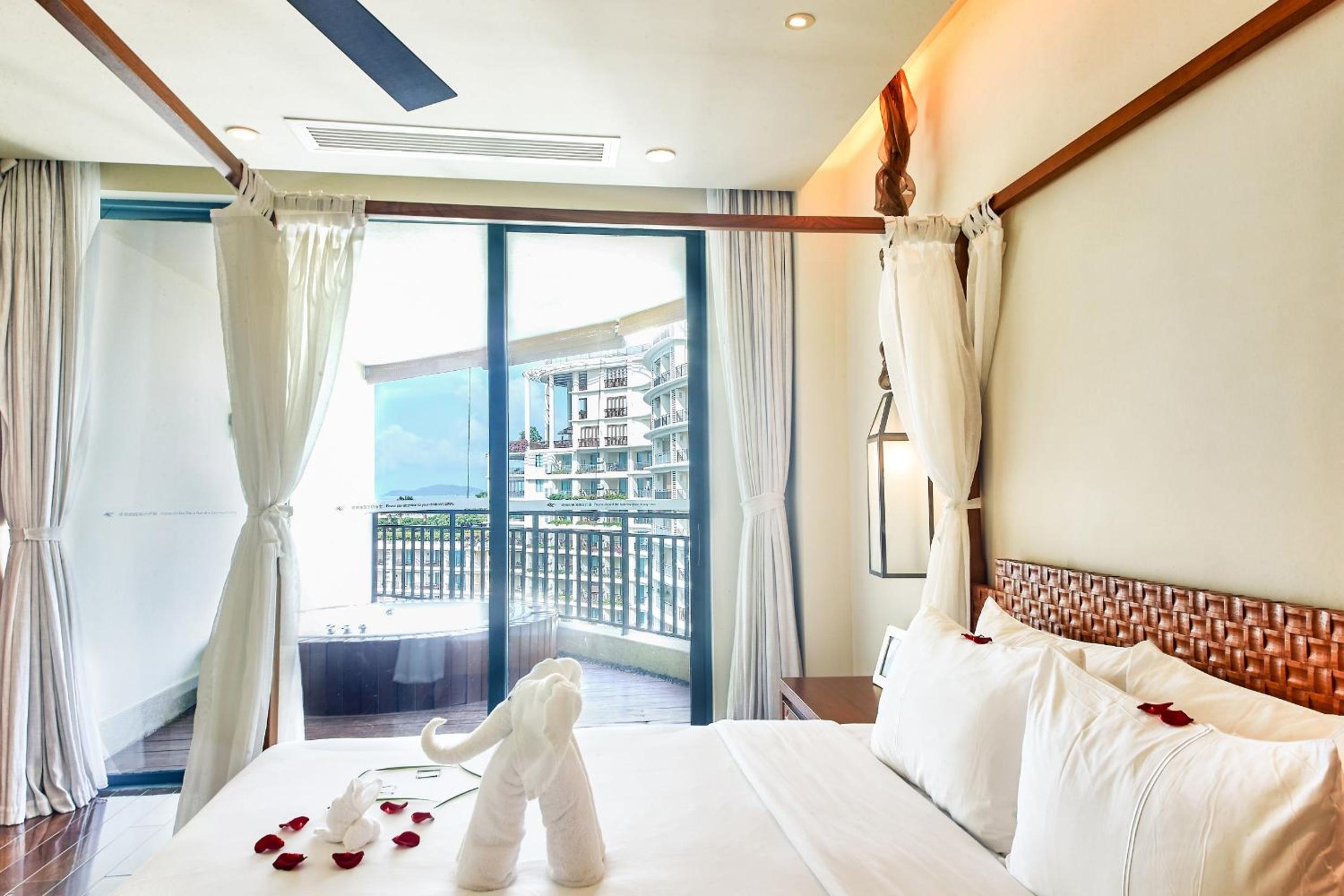 Deluxe Three-Bedroom Family Suite with Sea View photo 2