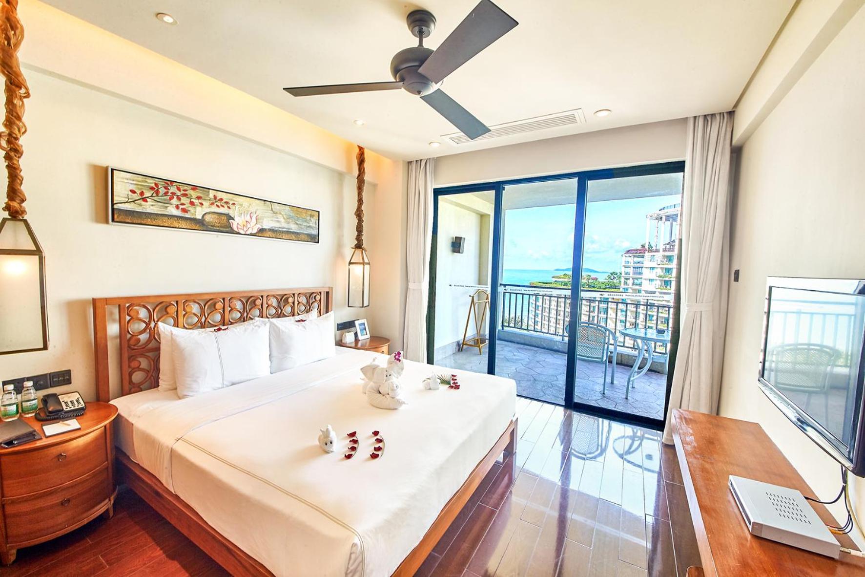 Deluxe Three-Bedroom Family Suite with Sea View photo 1