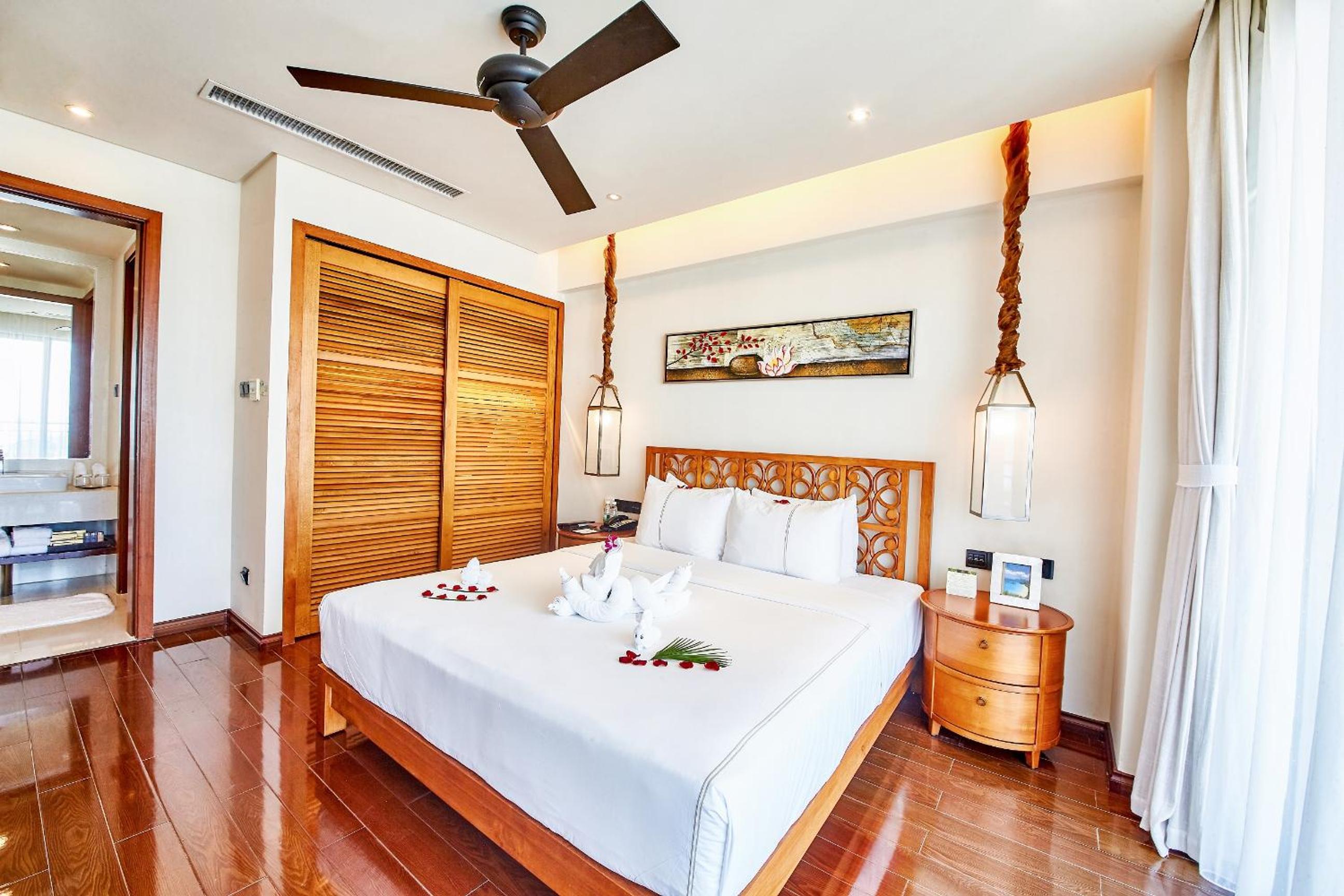 Deluxe Three-Bedroom Family Suite with Sea View photo 3