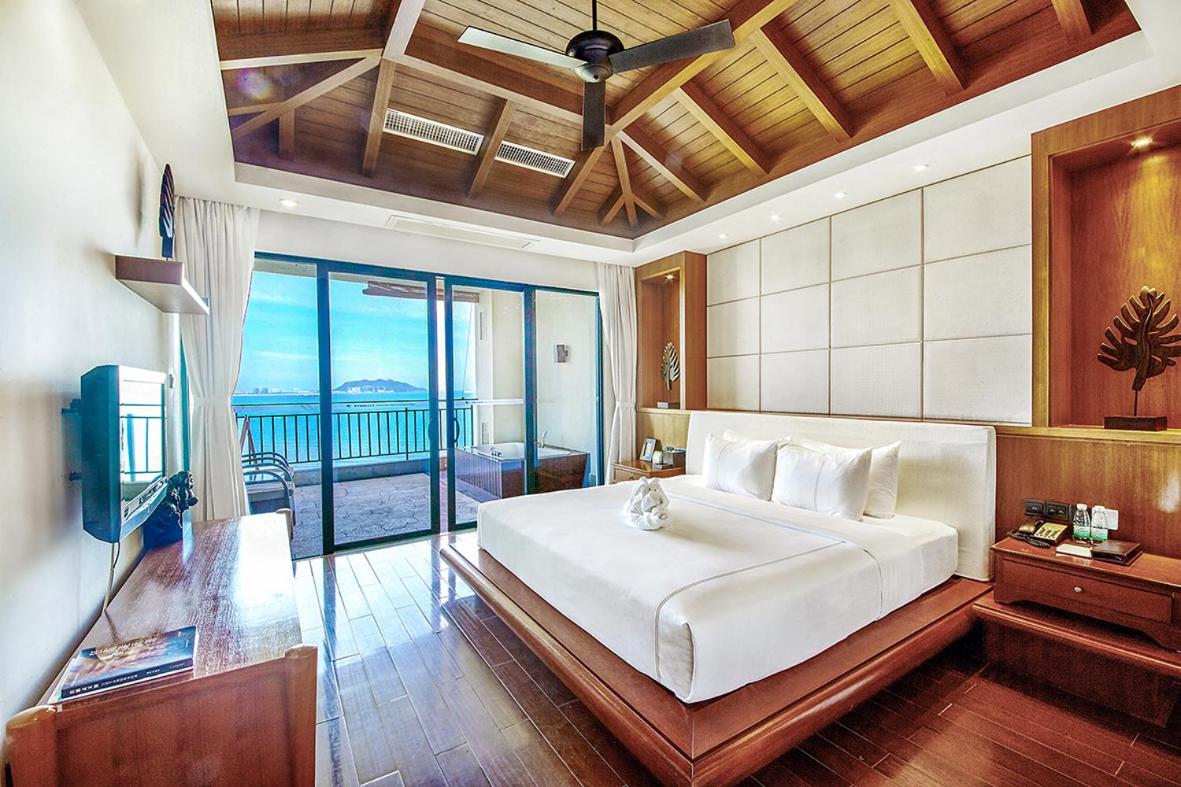 Deluxe Three-Bedroom Family Suite with Panoramic Sea View photo 1