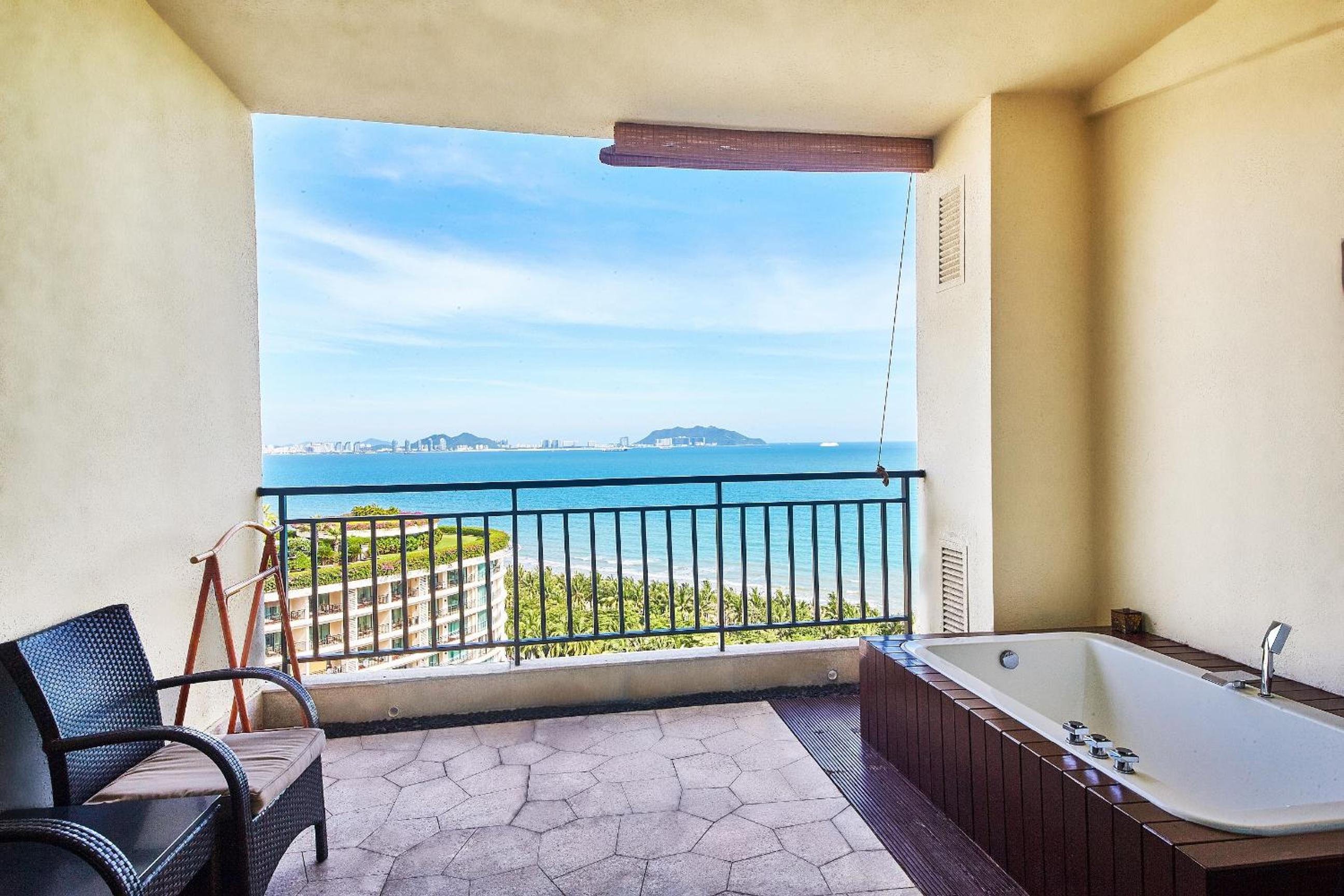 Deluxe Three-Bedroom Family Suite with Panoramic Sea View photo 3