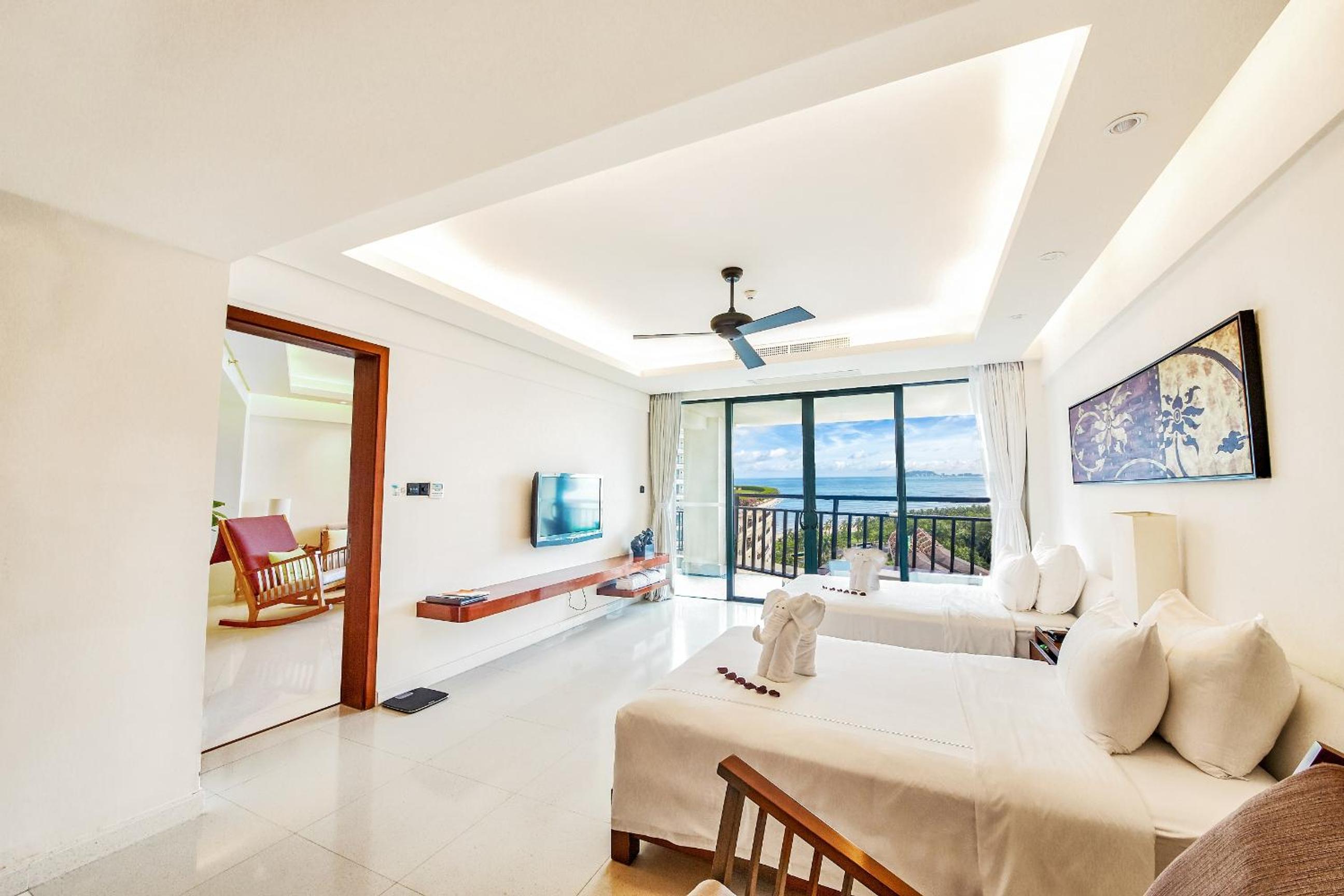 One-Bedroom Superior Suite with Ocean View photo 1