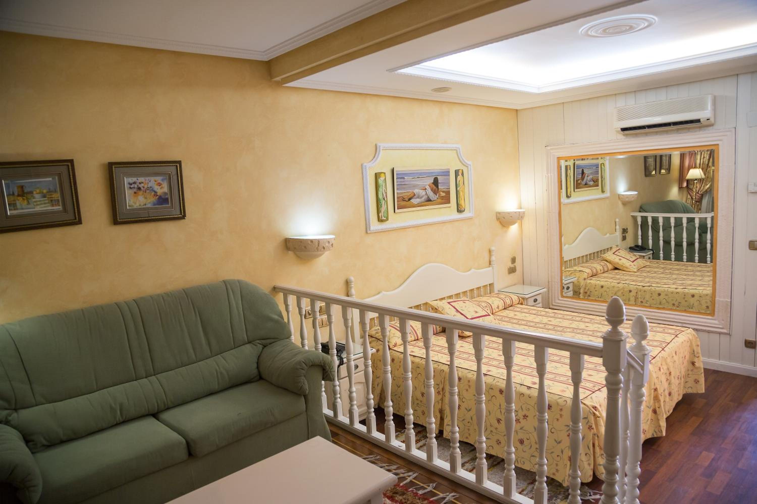 Suite with Hot Tub photo 3