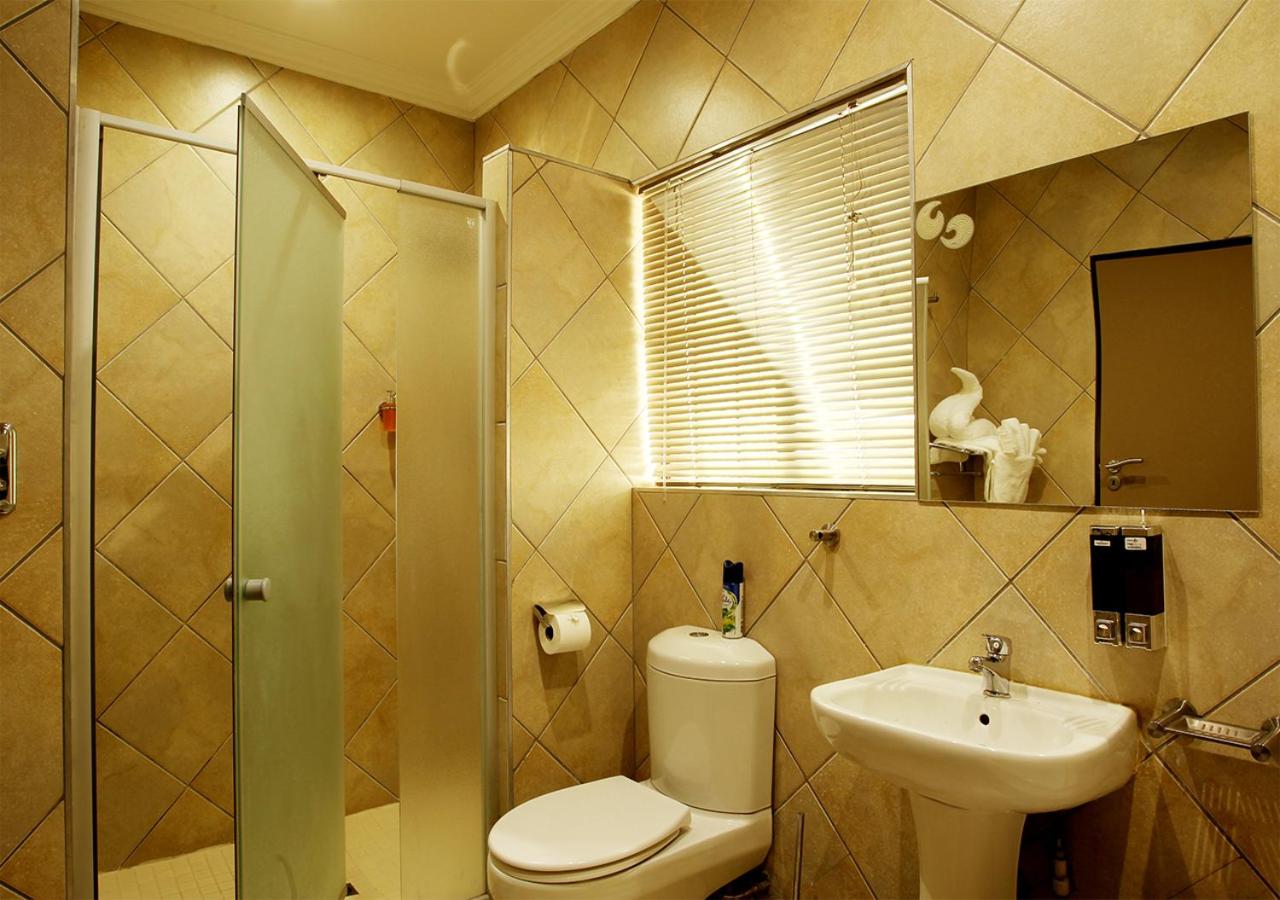 Queen Room with Pool View photo 2