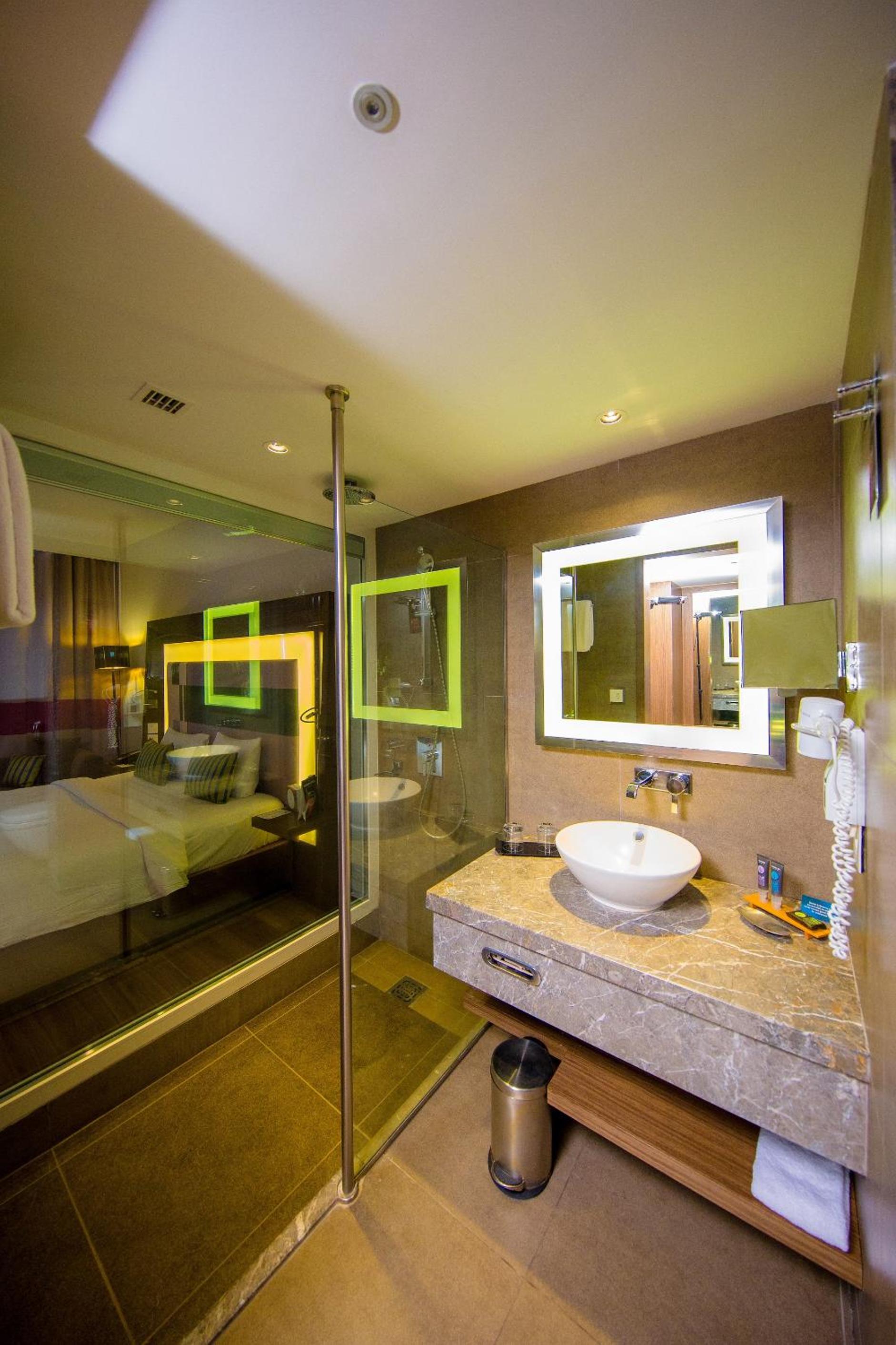 Executive Room King Bed with Additional Privileges - Photo 8