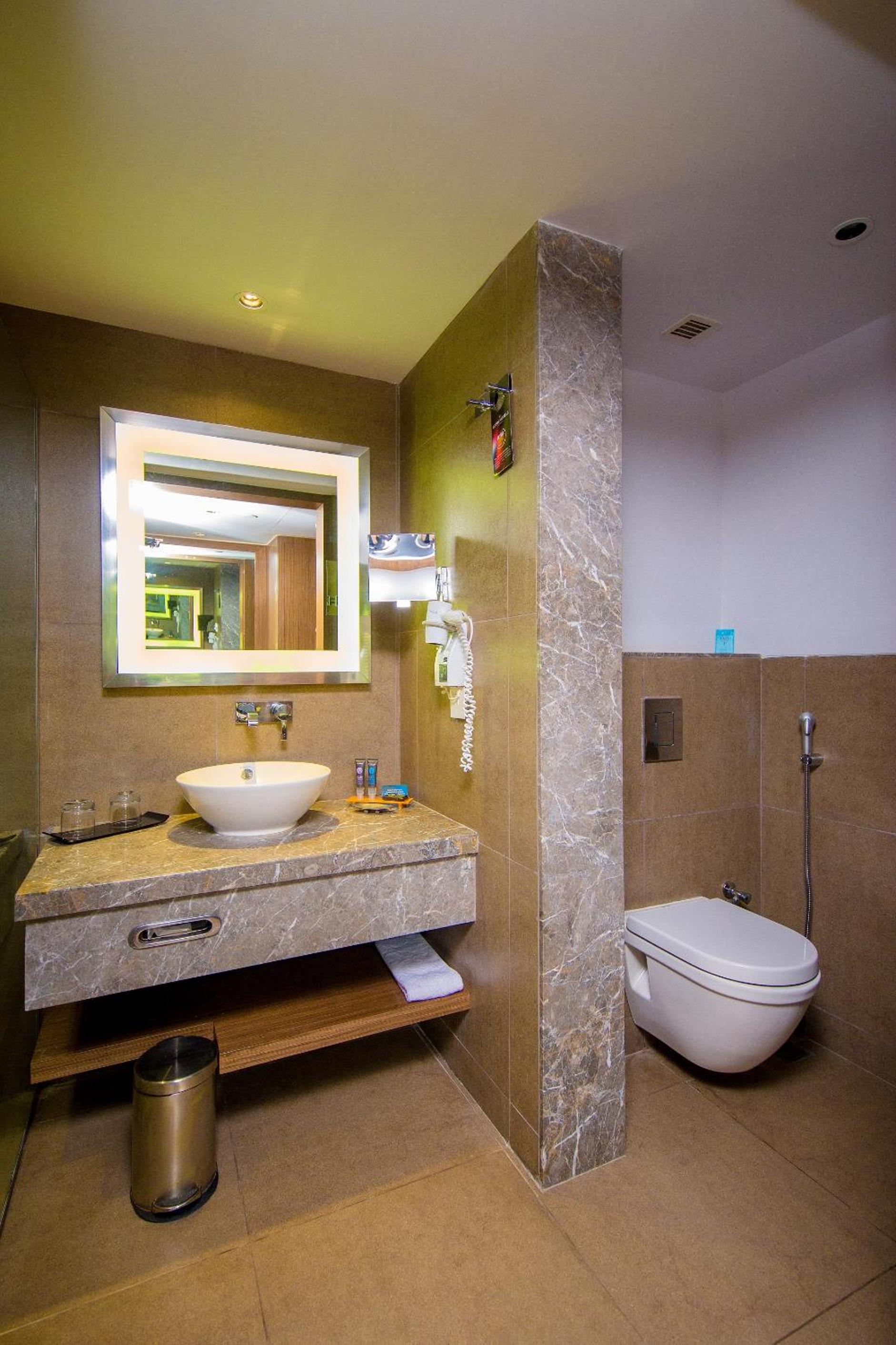 Superior Room - King Bed - 25% off on Food & Soft Beverages at Coffee Shop - Photo 5