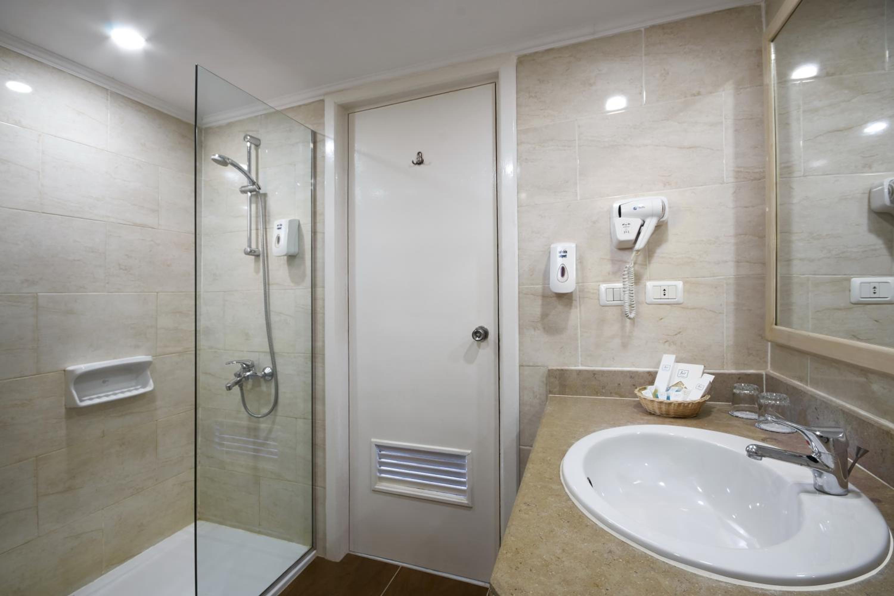 Standard Double Room with Pool View - Photo 15