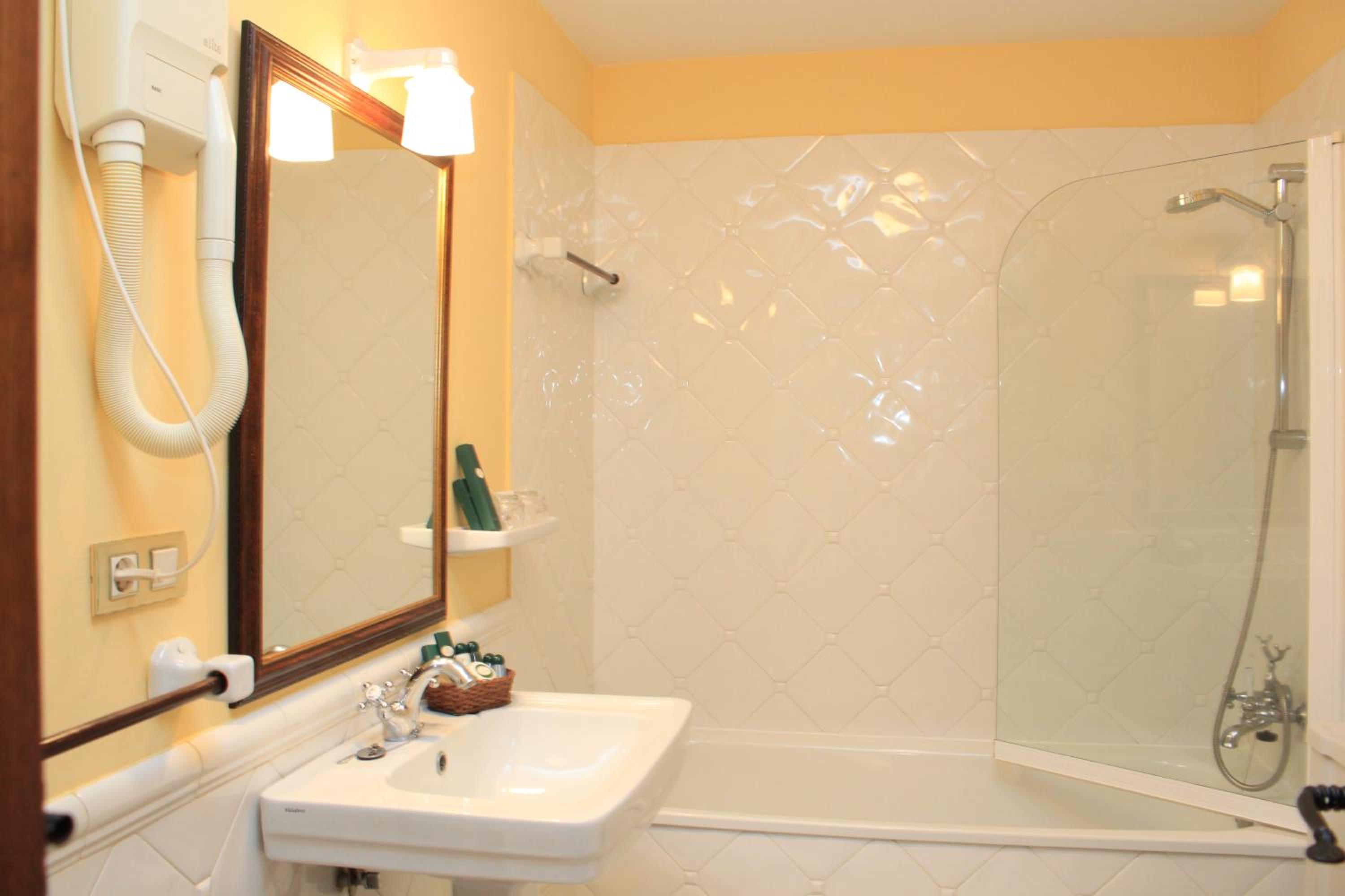 Double or Twin Room - Photo 3