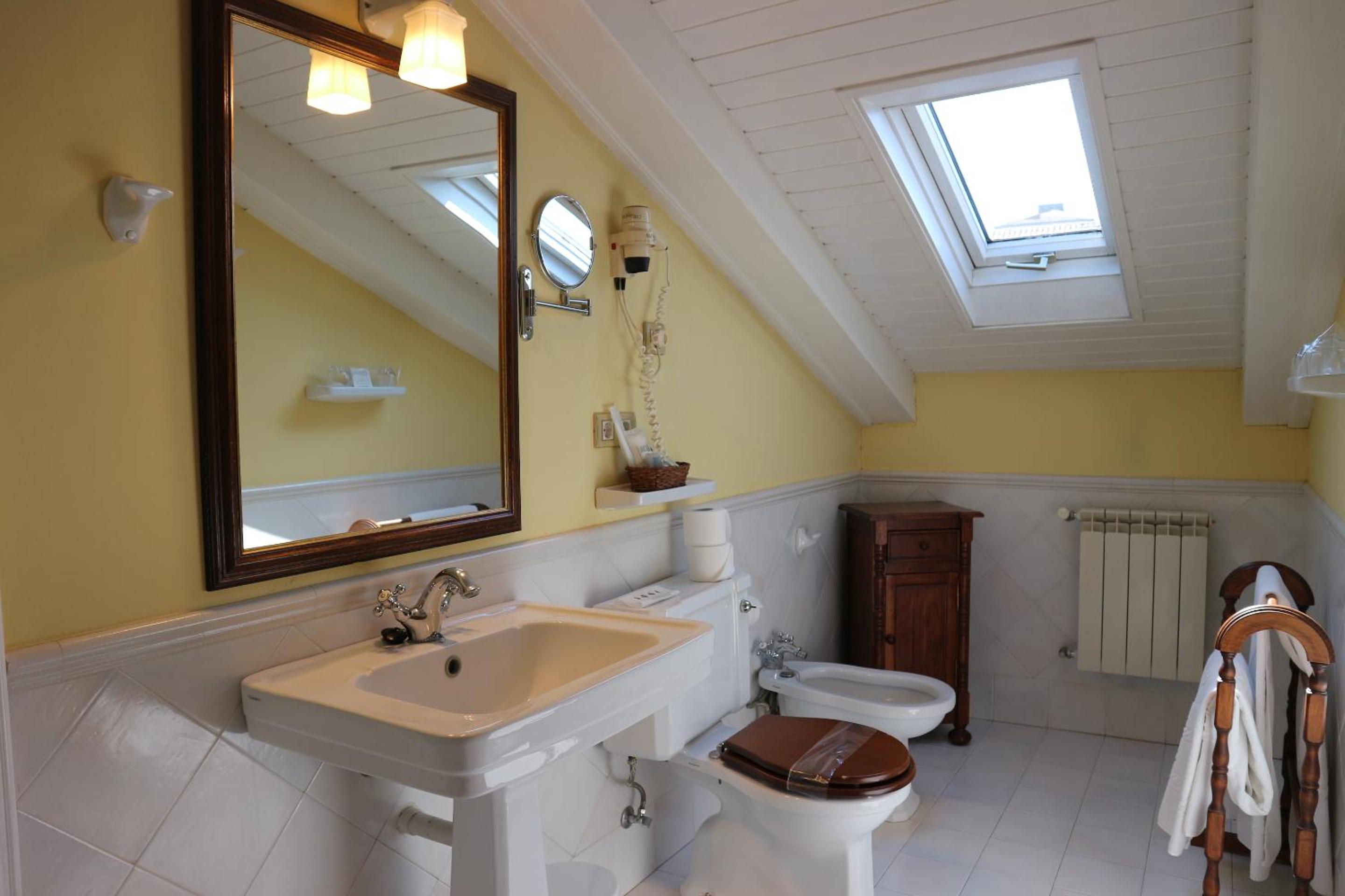 Double or Twin Room - Photo 4
