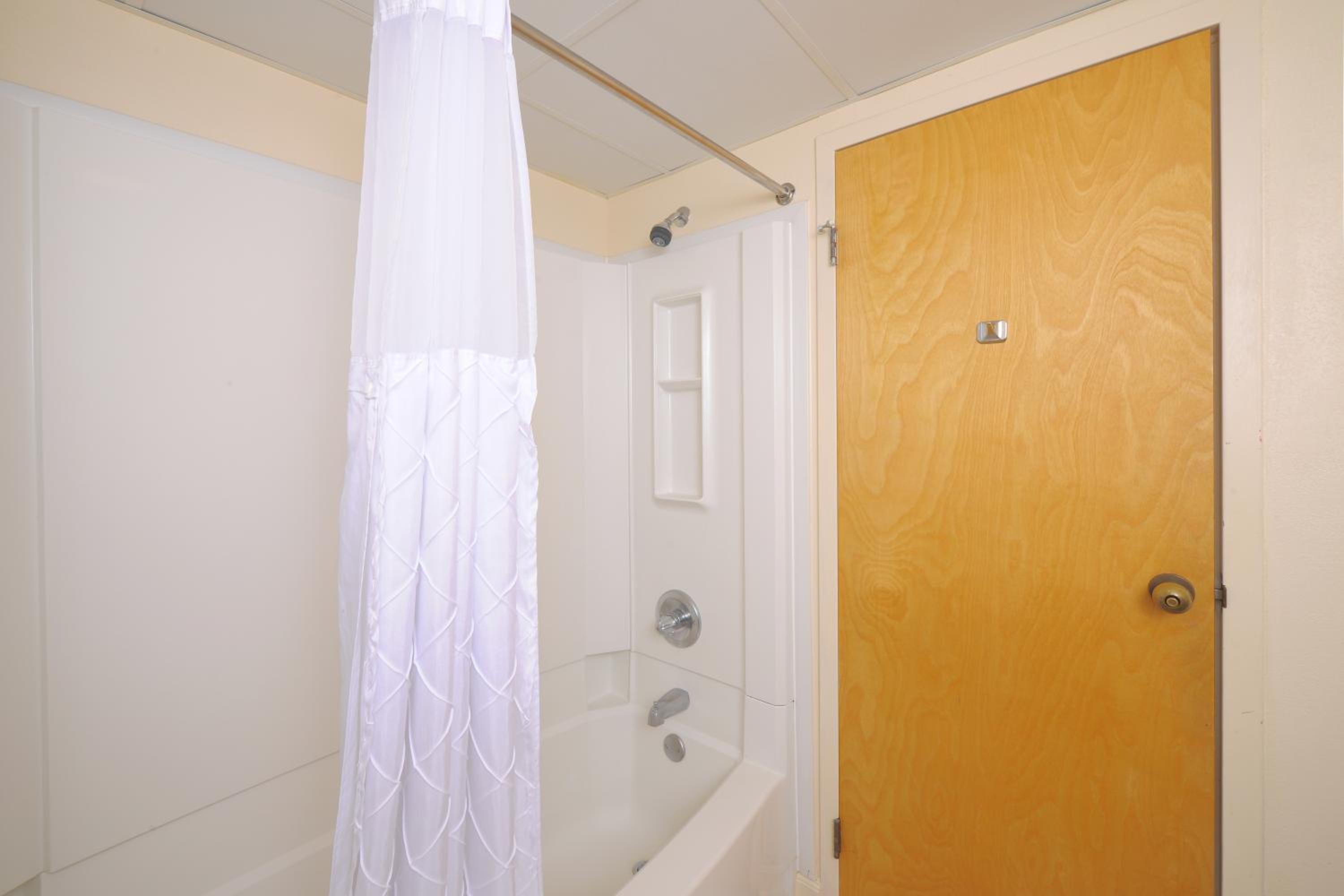 Queen Room with Two Queen Beds - Photo 4