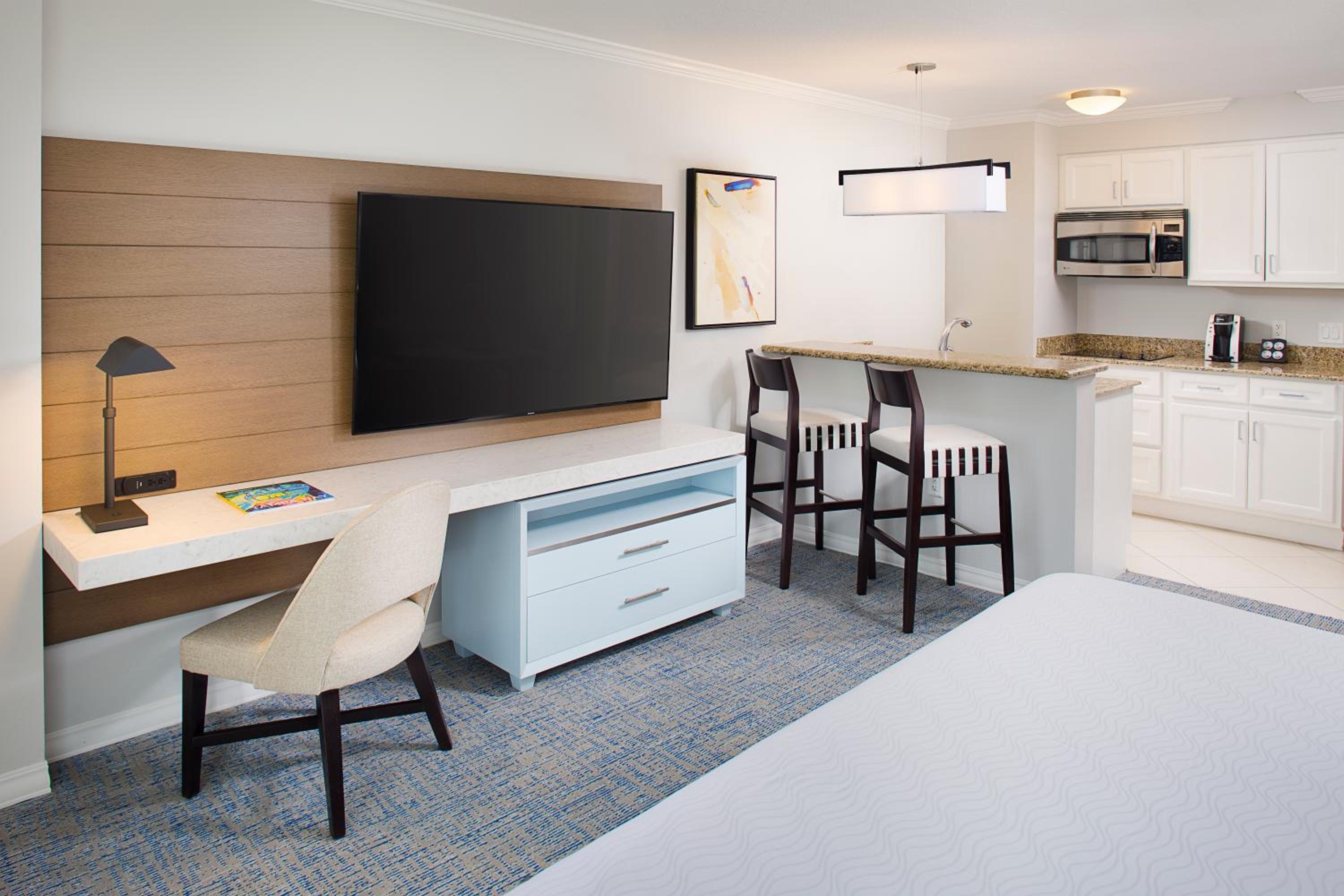King Room with Partial Ocean View - Mobility Accessible photo 3