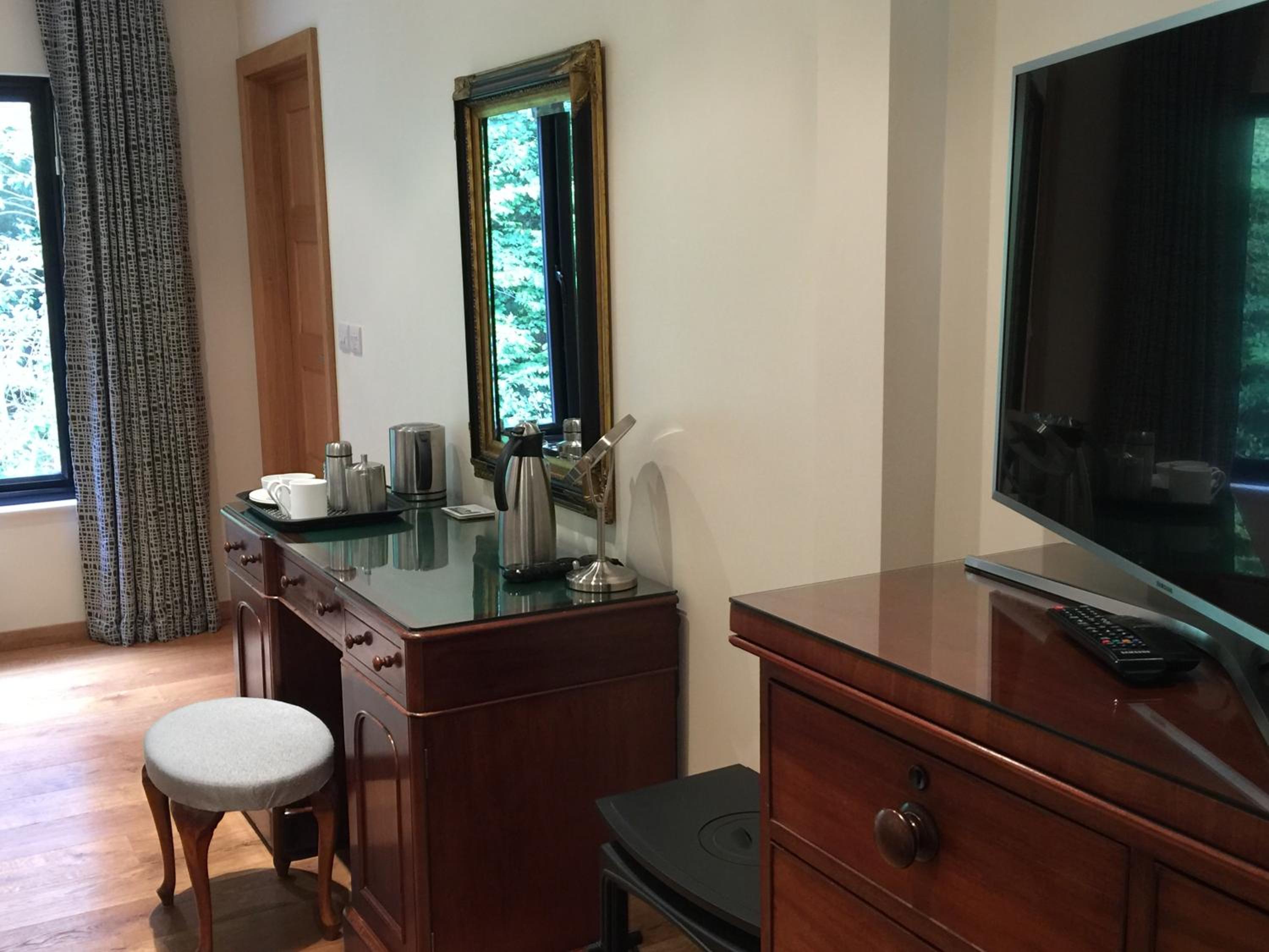 Super King Size Room with Woodland View photo 2