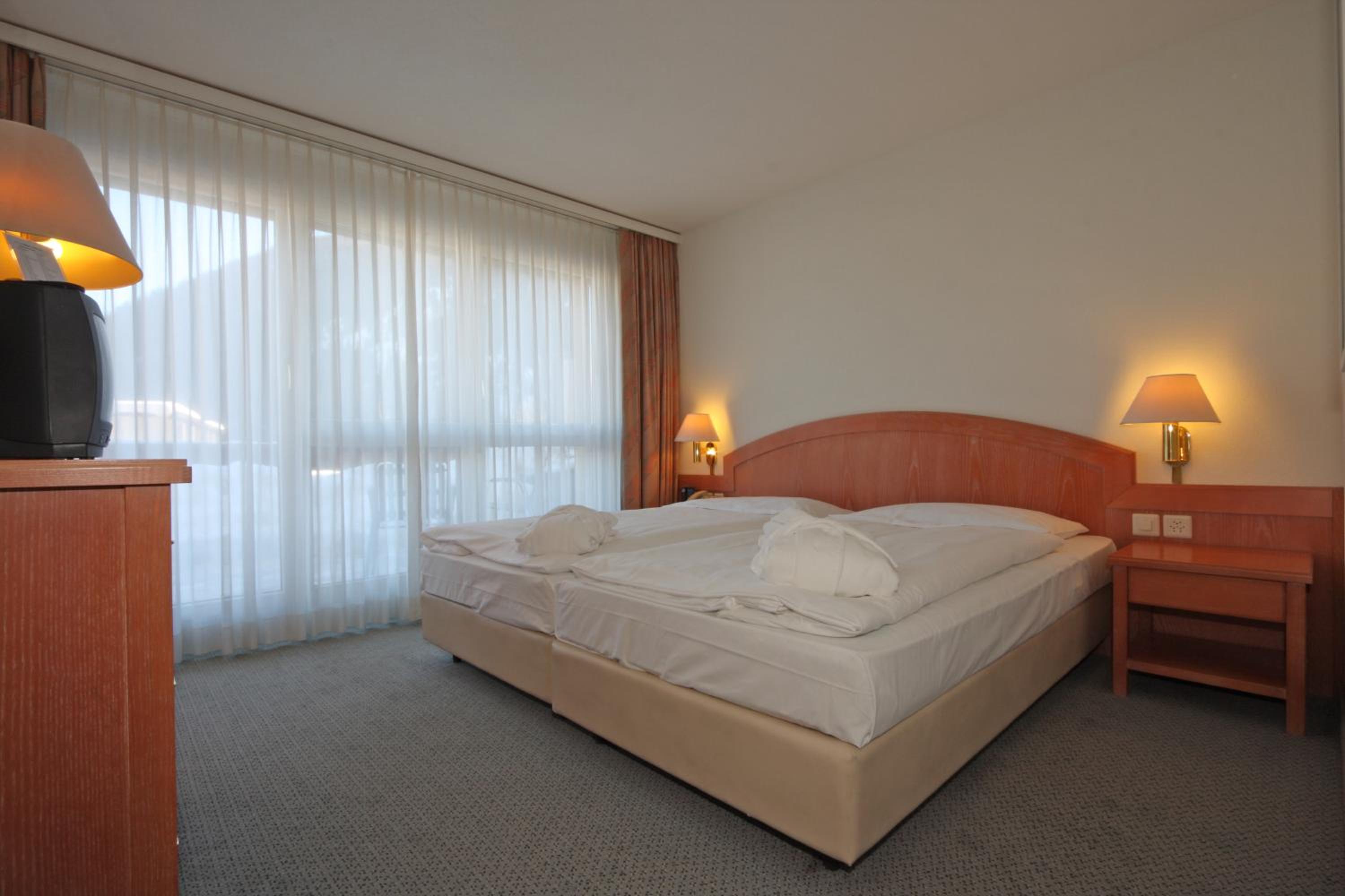 Two Bedroom Suite with Balcony - Photo 4
