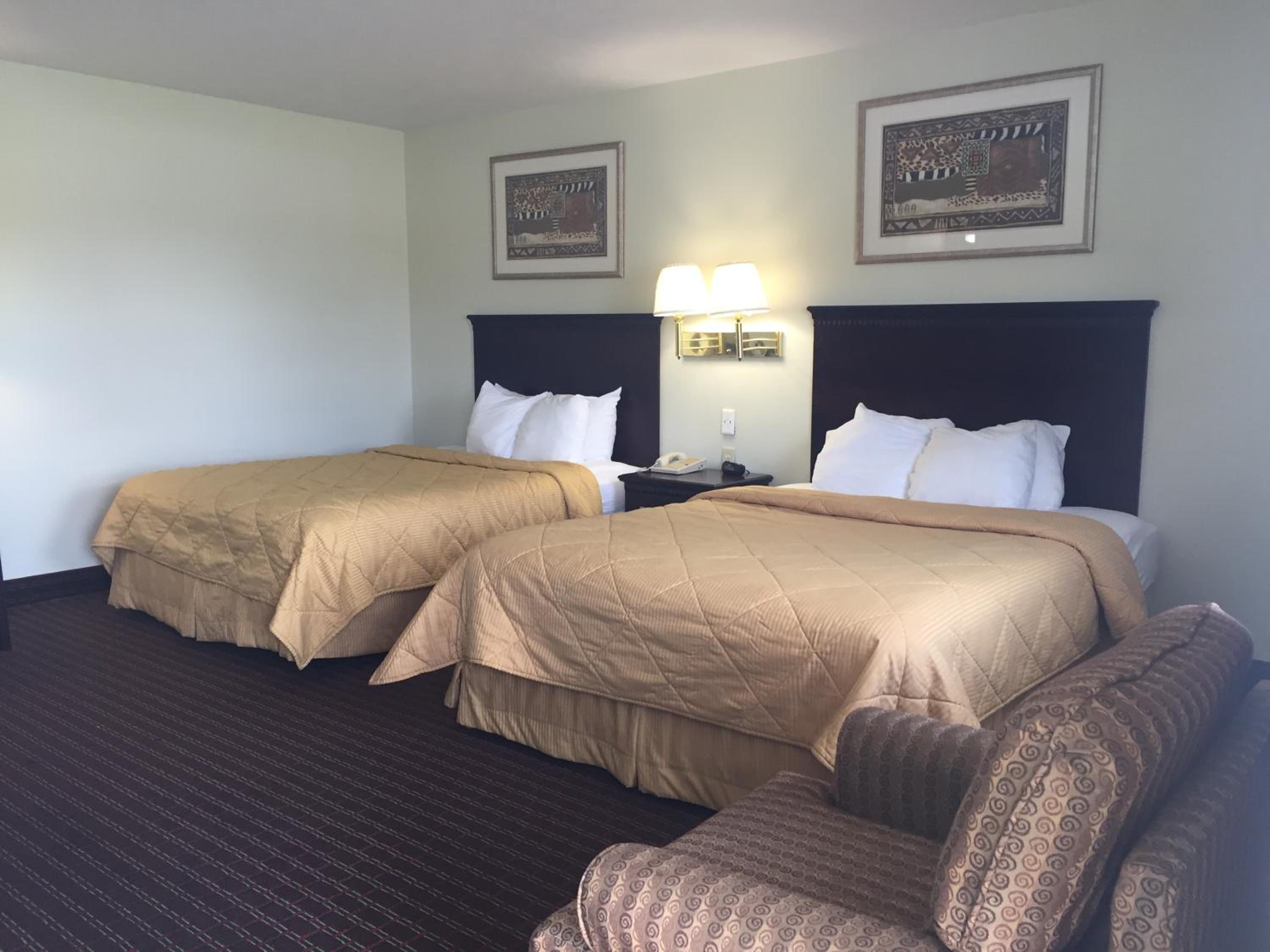 Queen Room with Two Queen Beds - Non-Smoking (4 Adults) - Photo 2