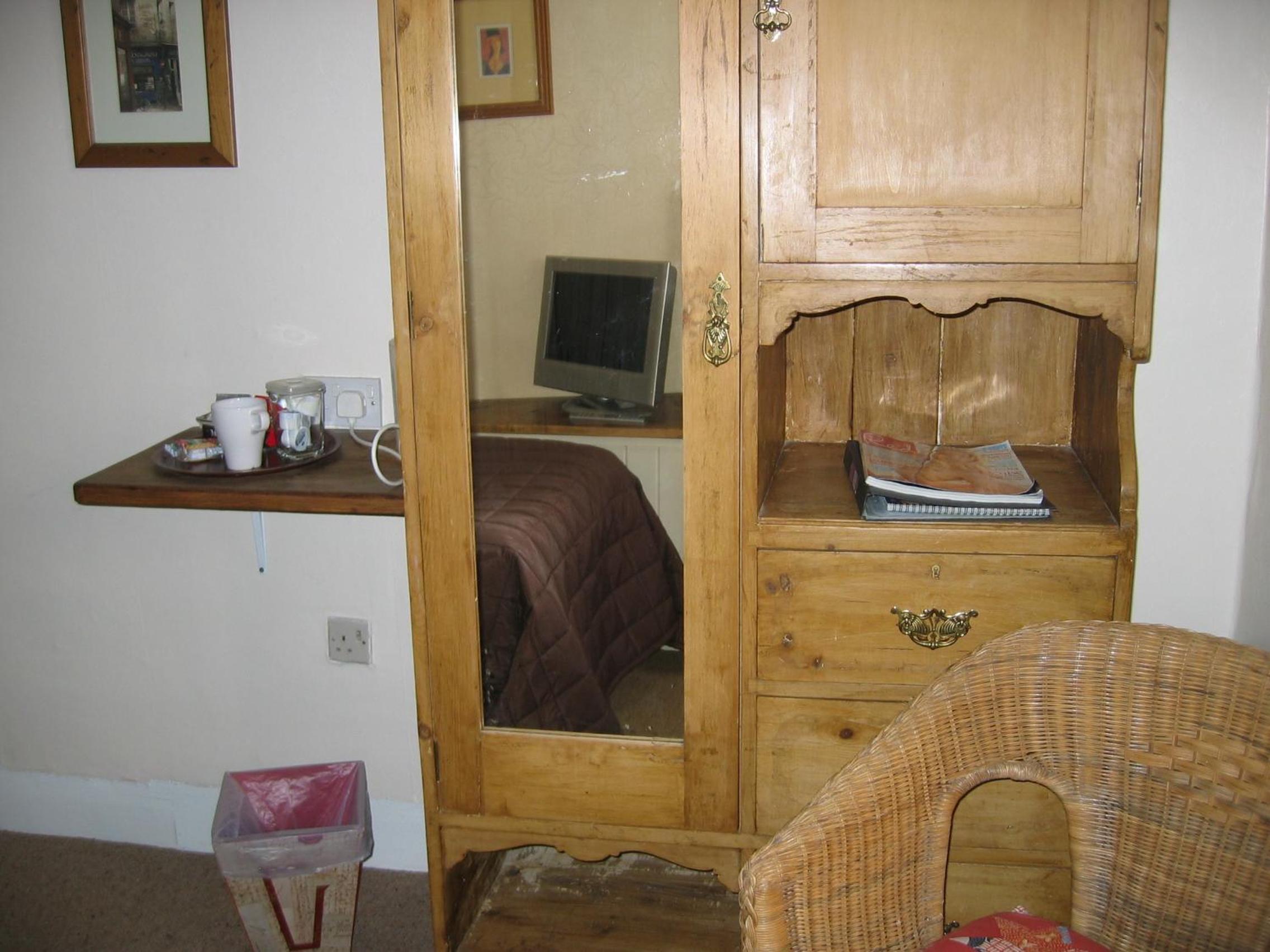 Single Room (not en suite) photo 3