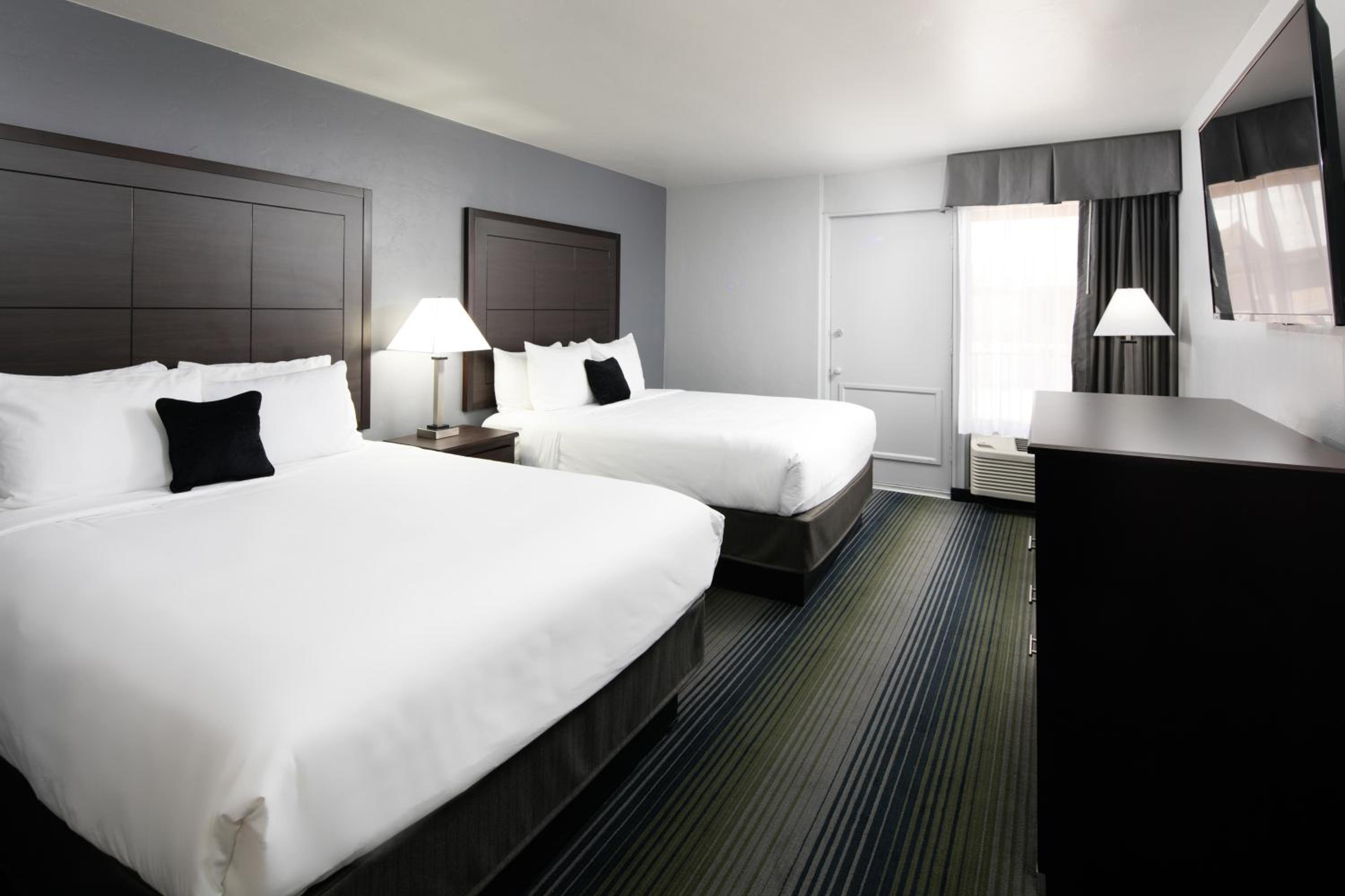 Deluxe Double Room with Two Queen Beds - Non-Smokin - Photo 3