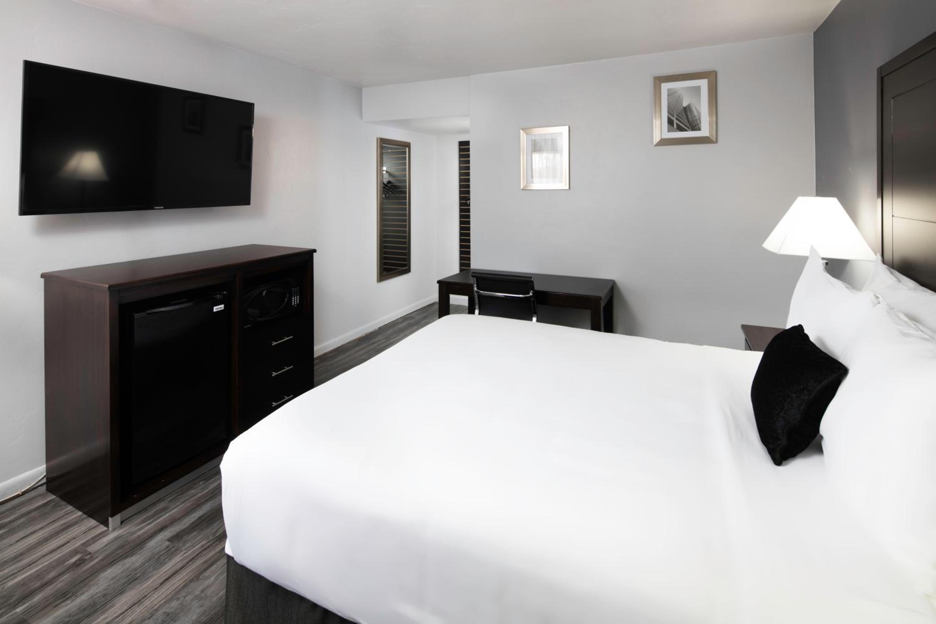 King Room - Non-Smoking - Photo 1