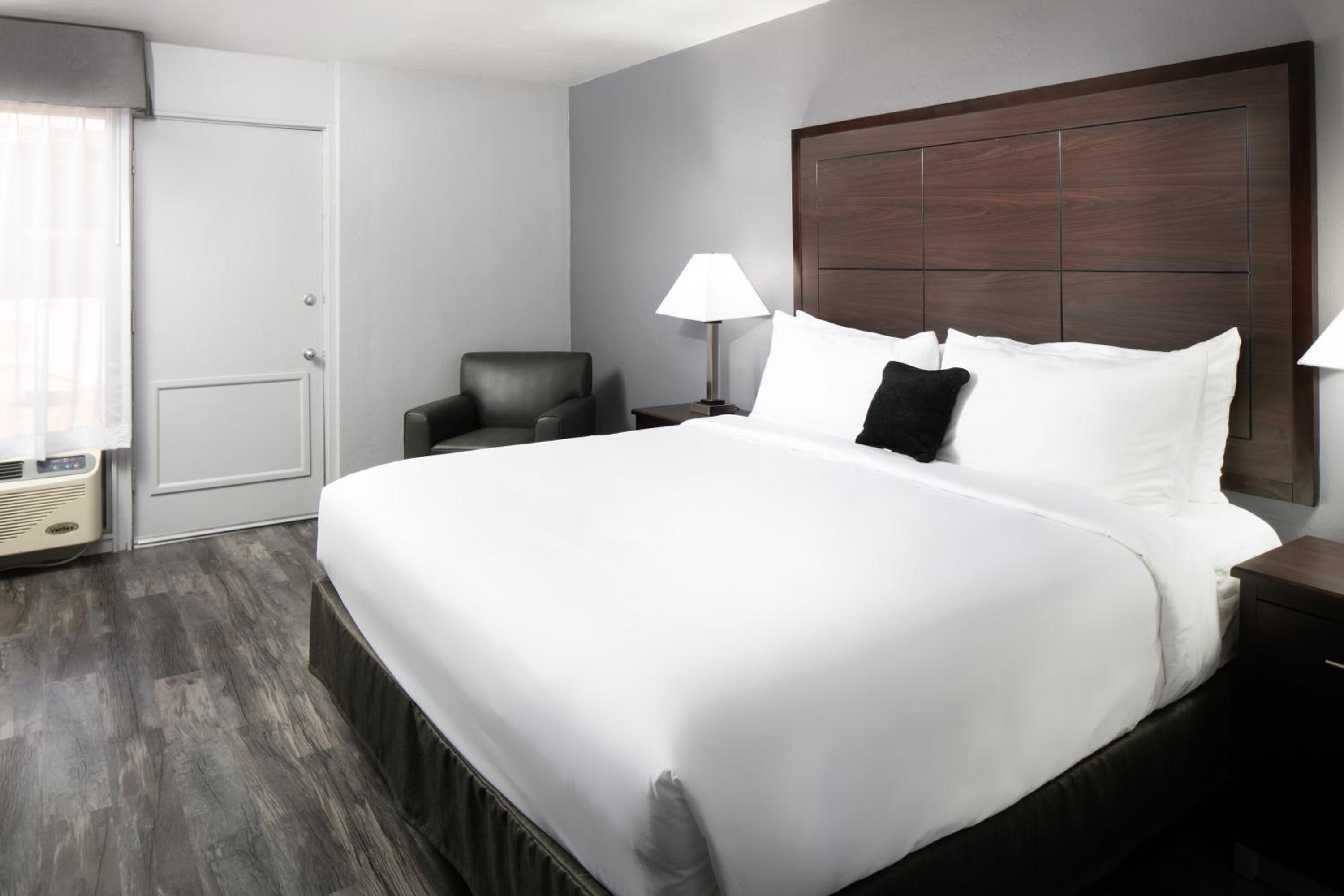 King Room - Non-Smoking - Photo 2