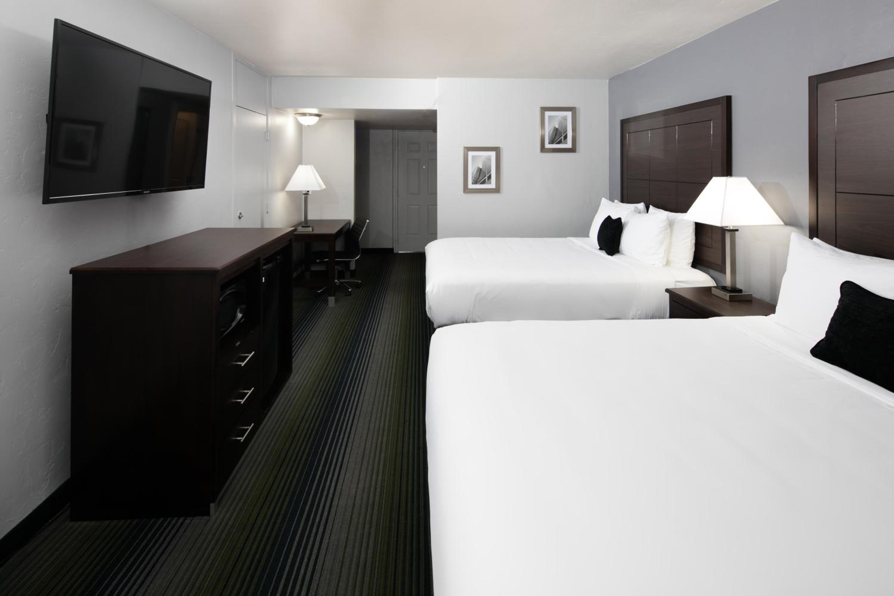 Deluxe Double Room with Two Queen Beds - Non-Smokin - Photo 7