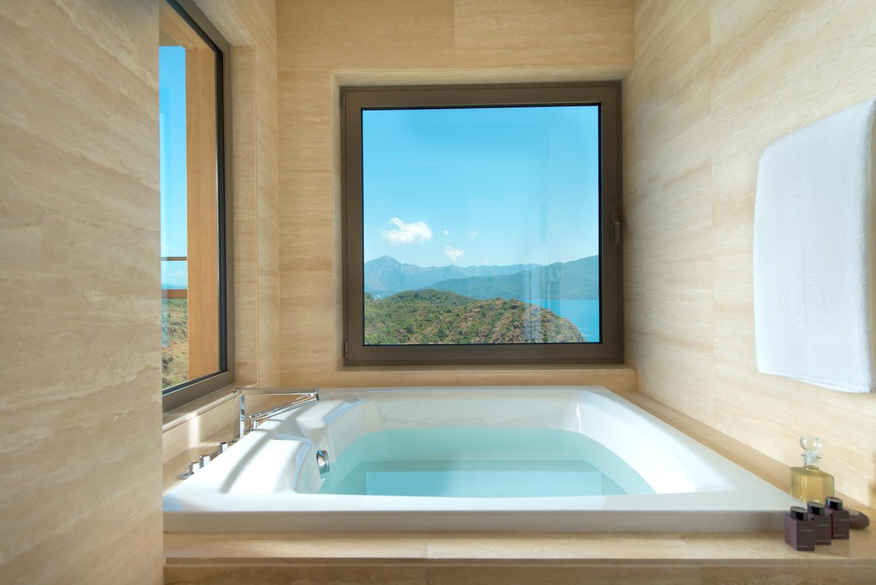 Deluxe Room with Sea View - Photo 14