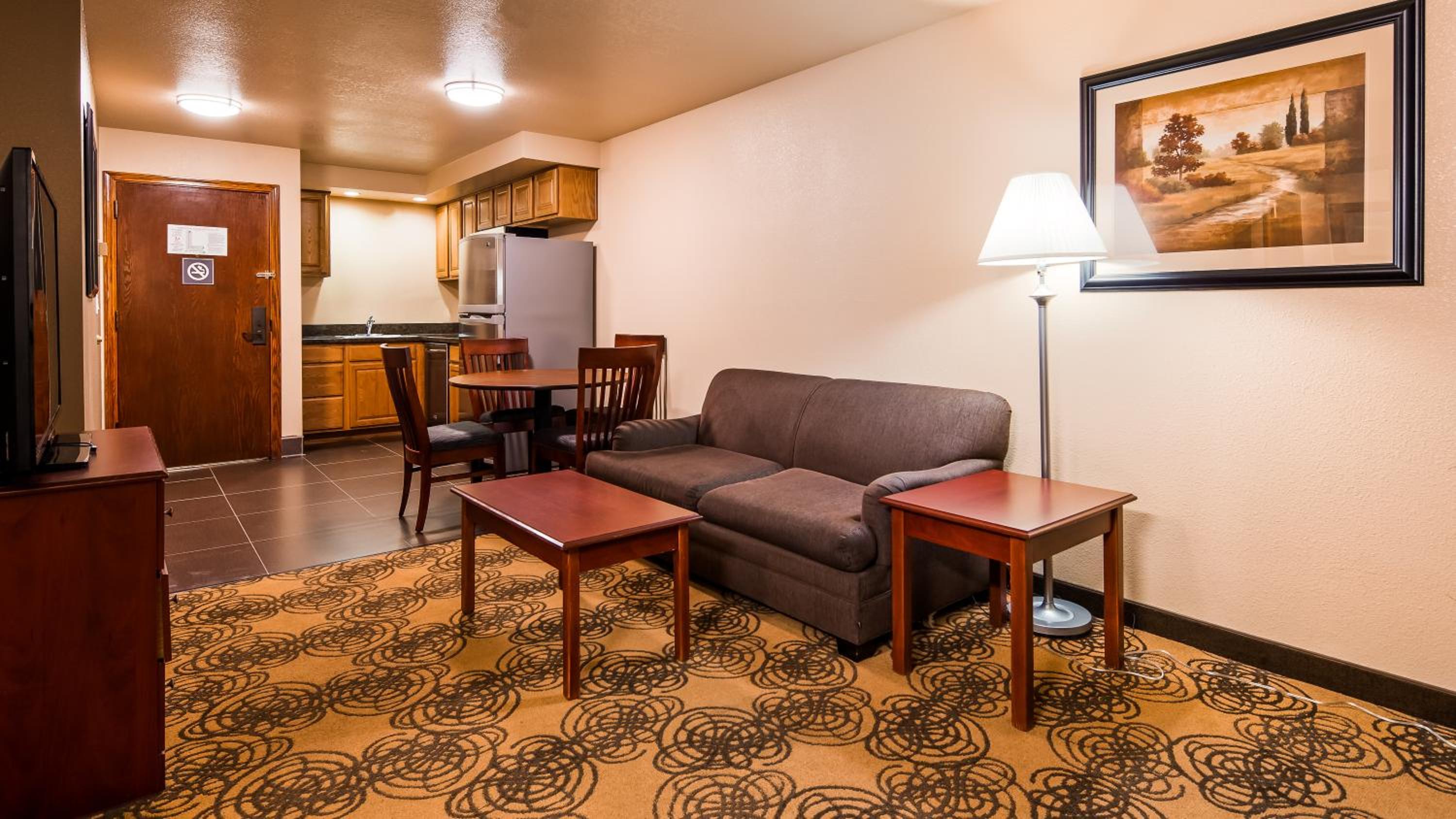 One-Bedroom Queen Suite with Two Queen Beds and Sofa Bed - Kitchen/Non-Smoking - Photo 6