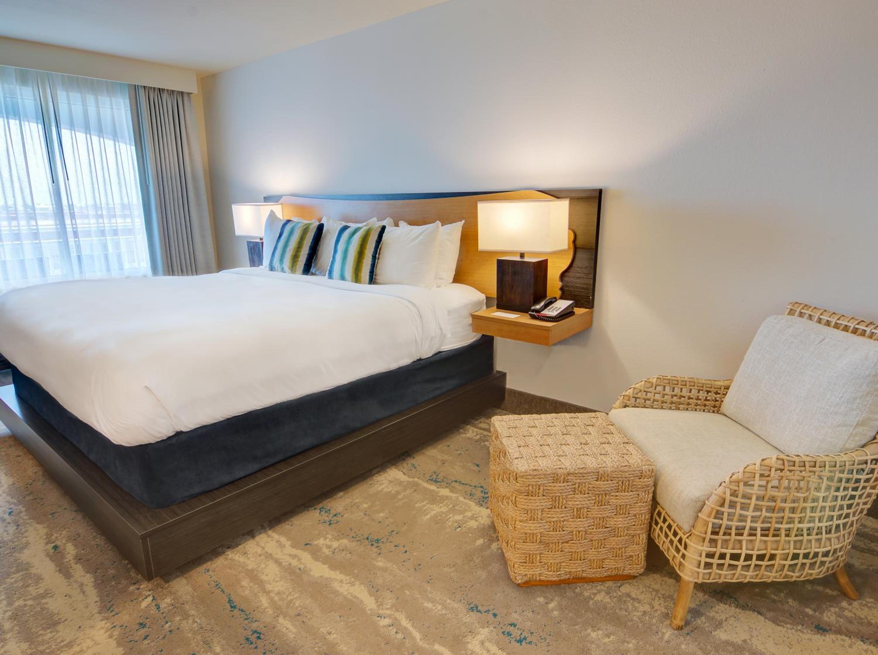 King Room with Pool View - Photo 6