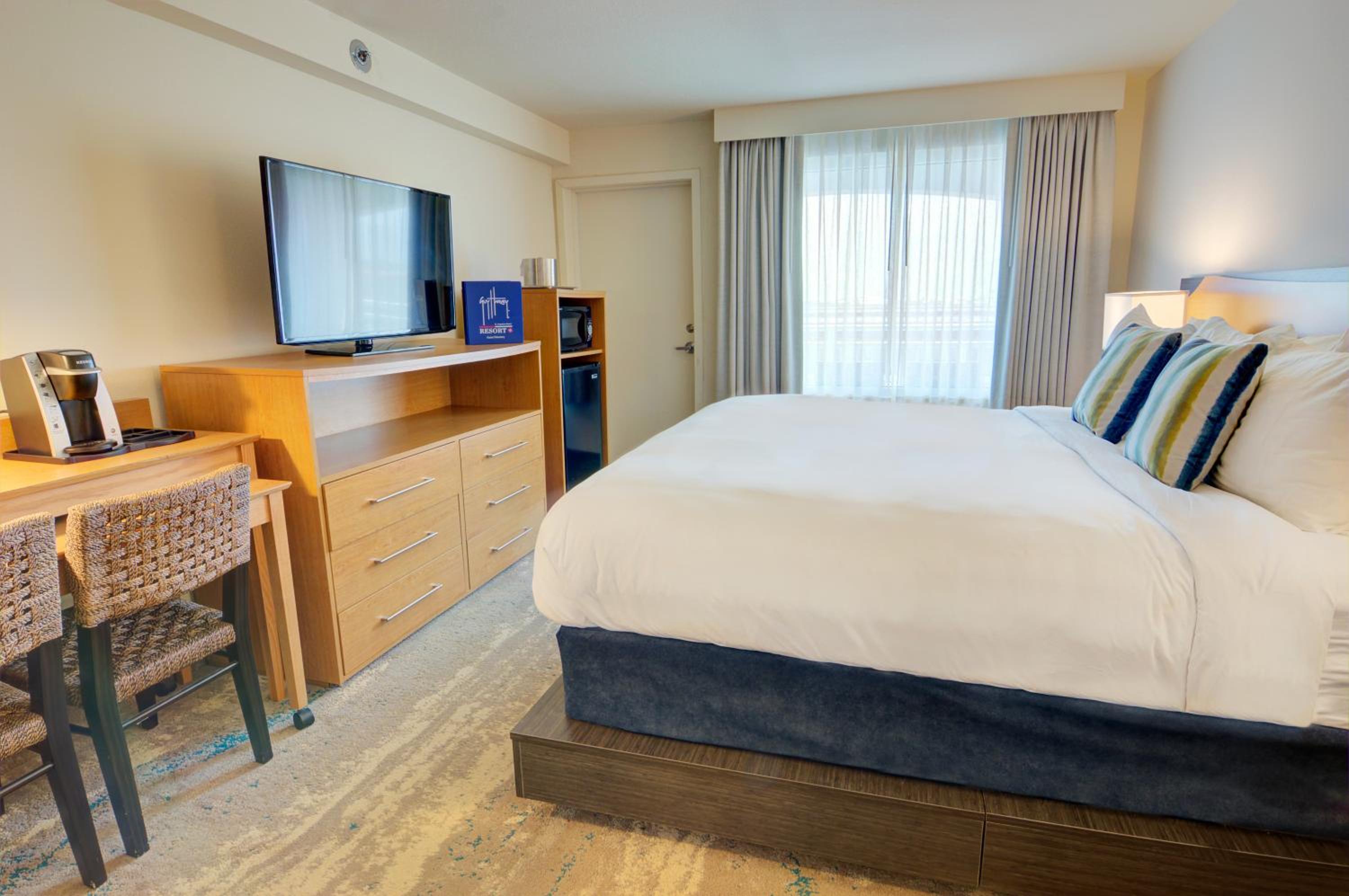 King Room with Pool View - Photo 5