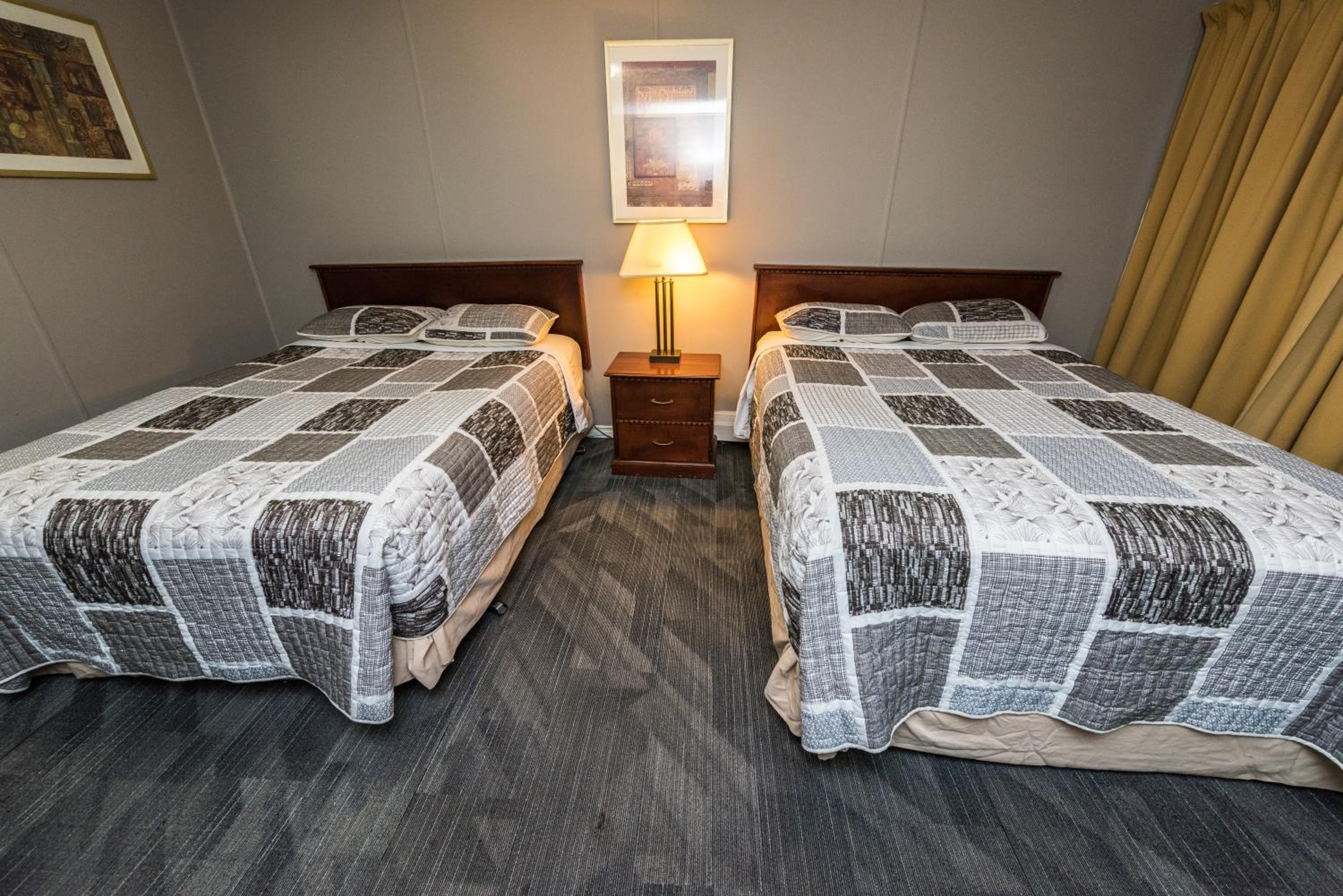 Queen Room with Two Queen Beds photo 3