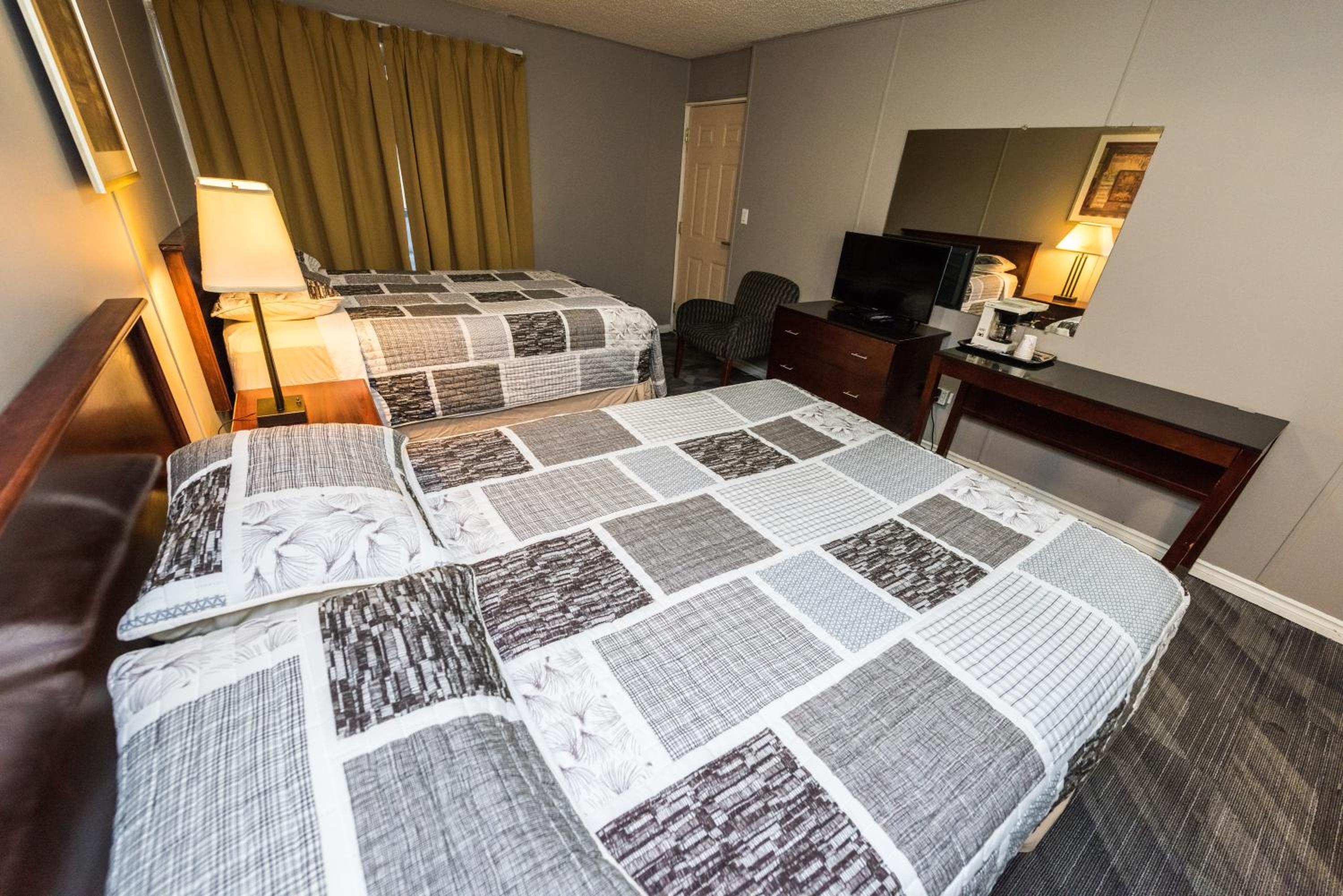 Queen Room with Two Queen Beds photo 2
