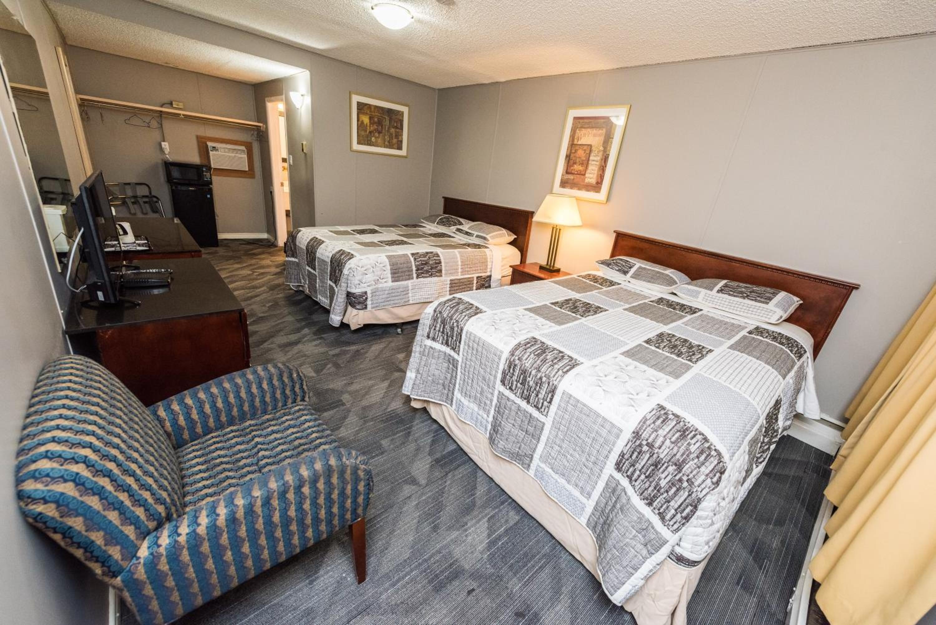 Queen Room with Two Queen Beds photo 1