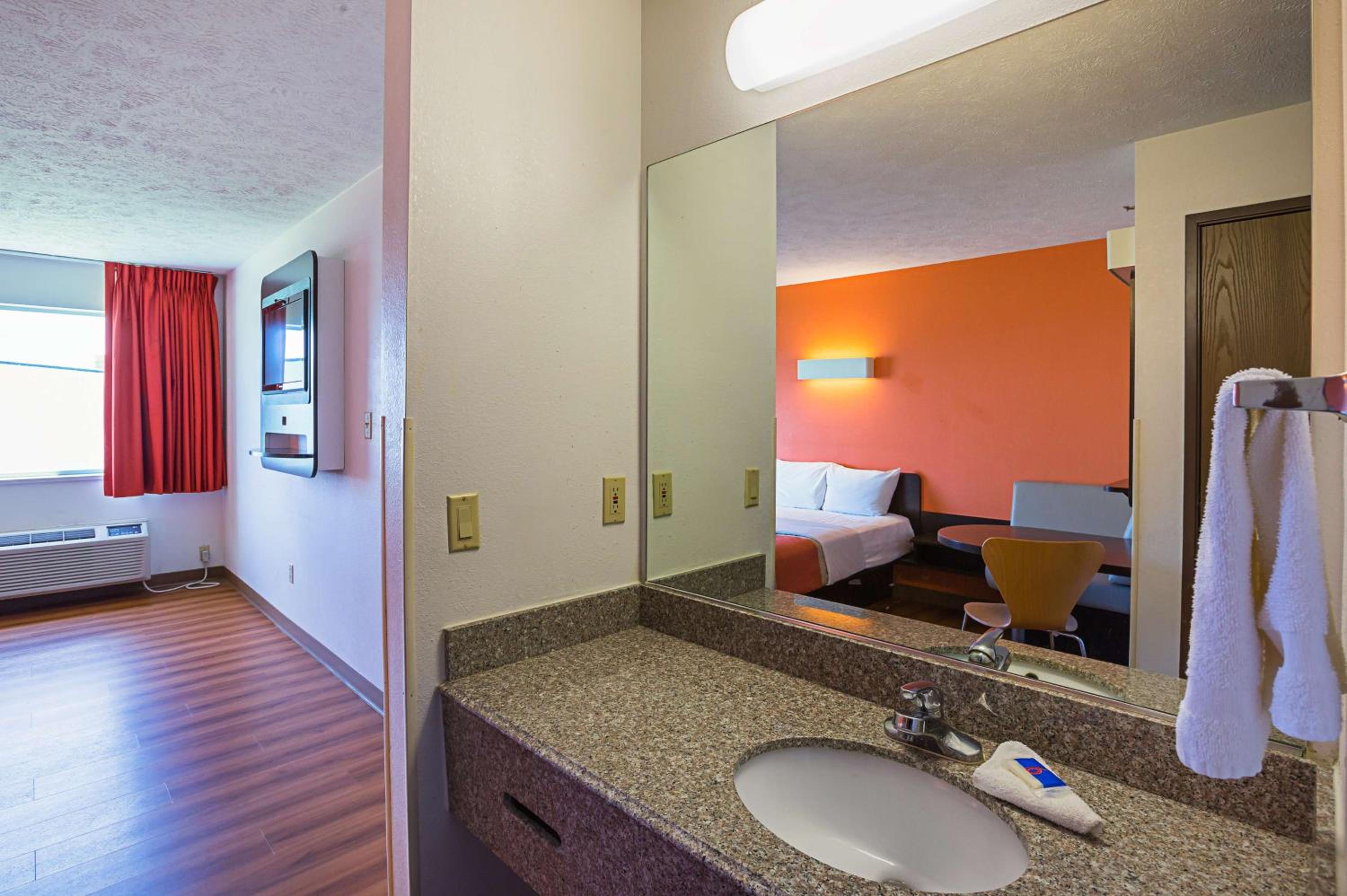 Queen Room - Non-Smoking - Photo 1