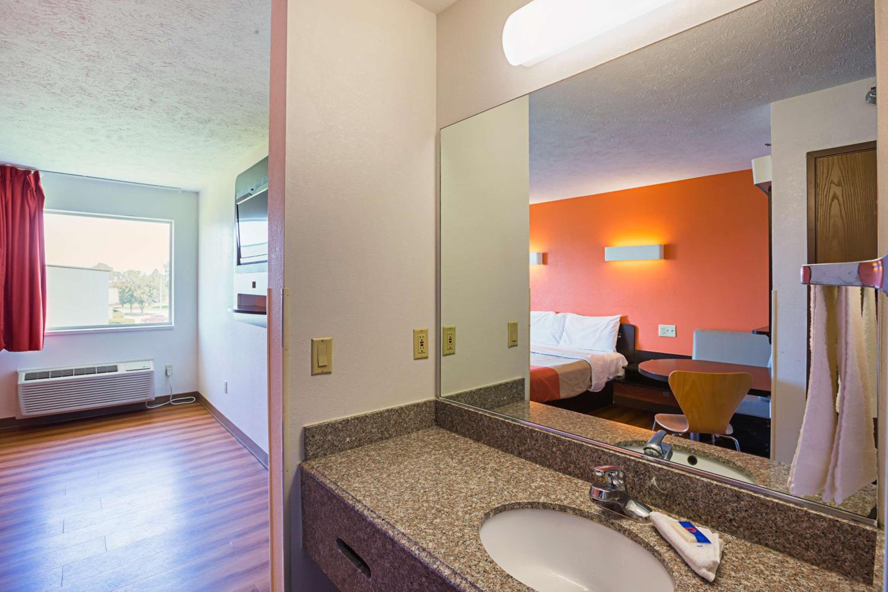 Queen Room - Non-Smoking - Photo 2