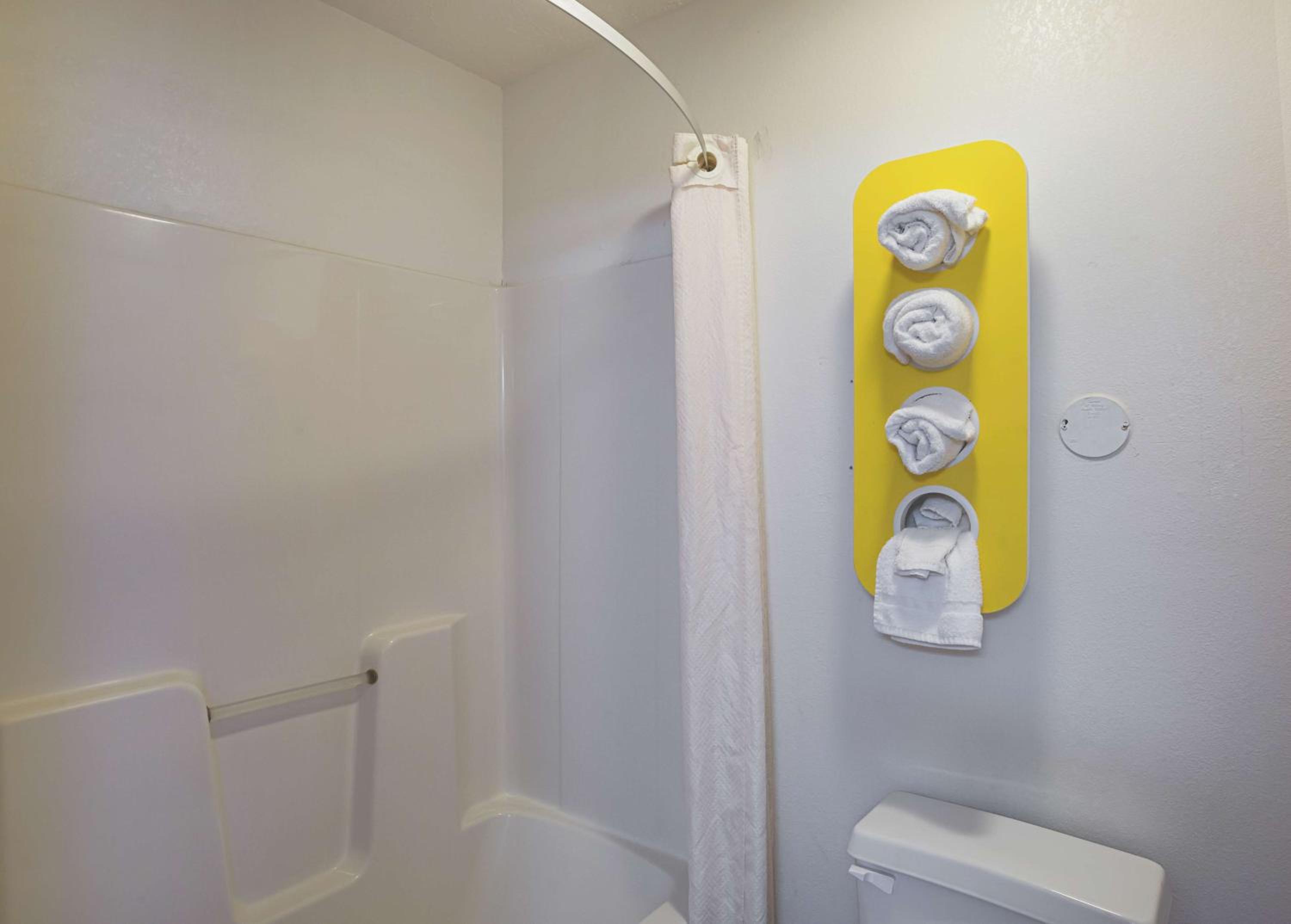 Queen Room - Non-Smoking - Photo 3