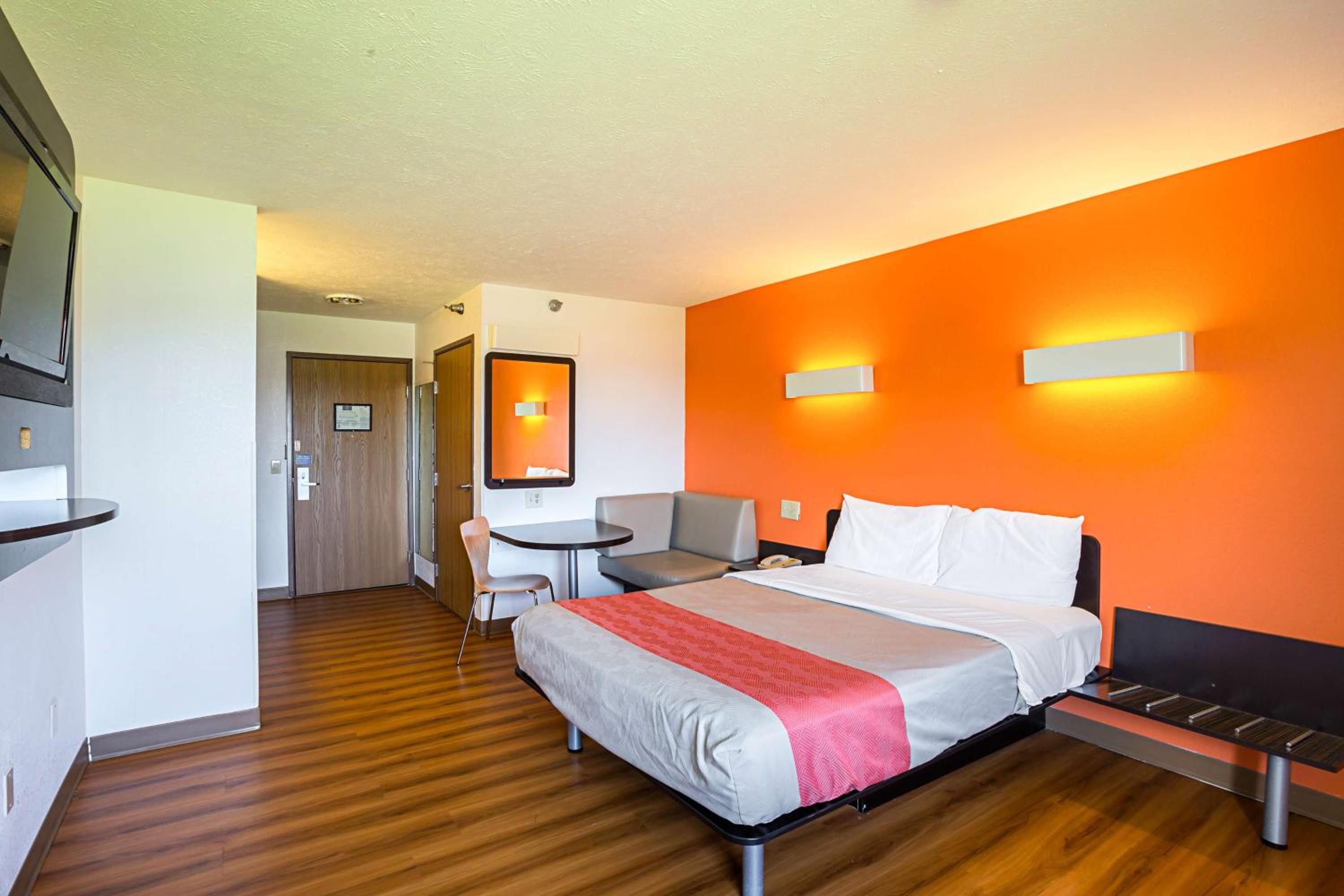 Queen Room - Non-Smoking - Photo 4