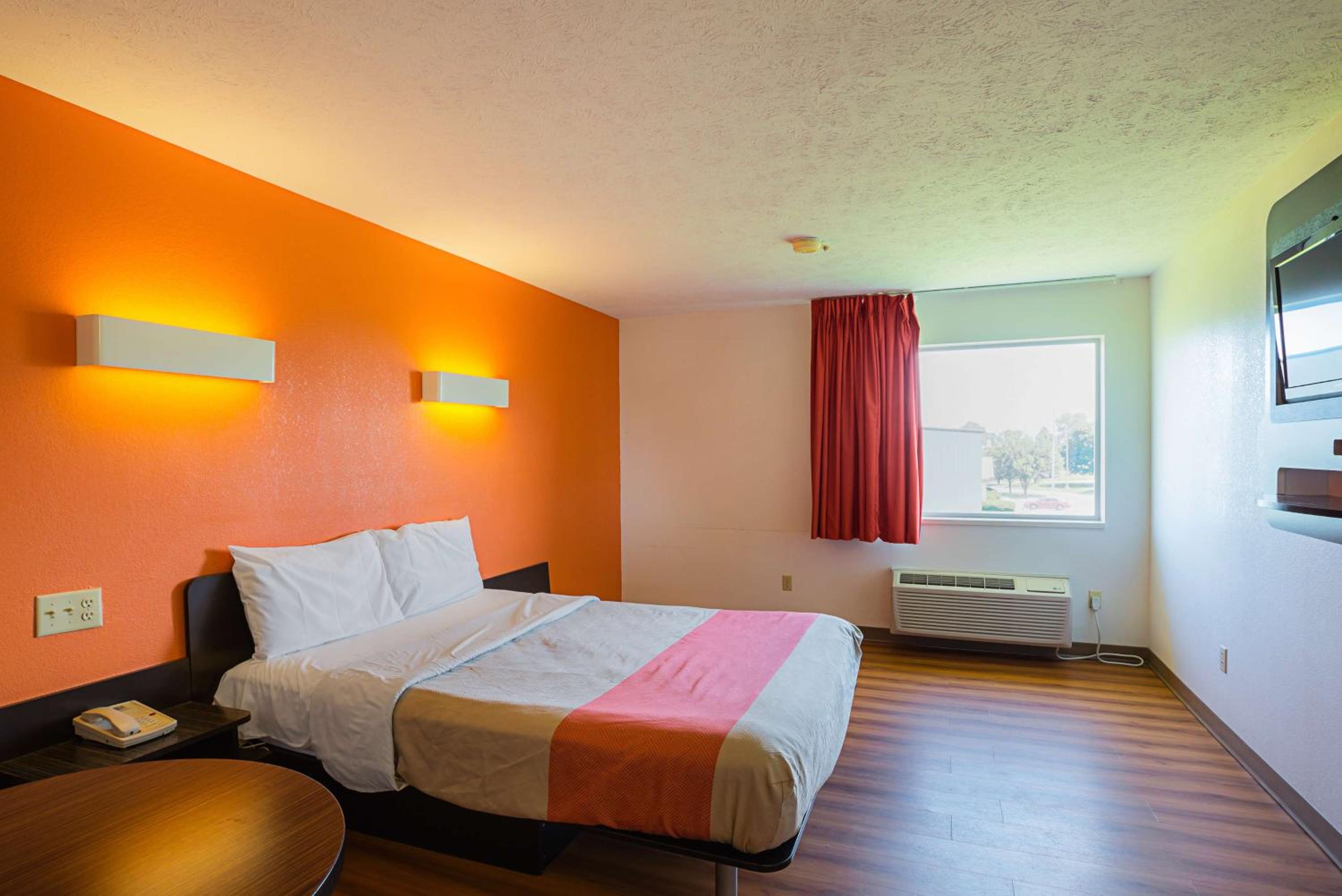 Queen Room - Non-Smoking - Photo 6