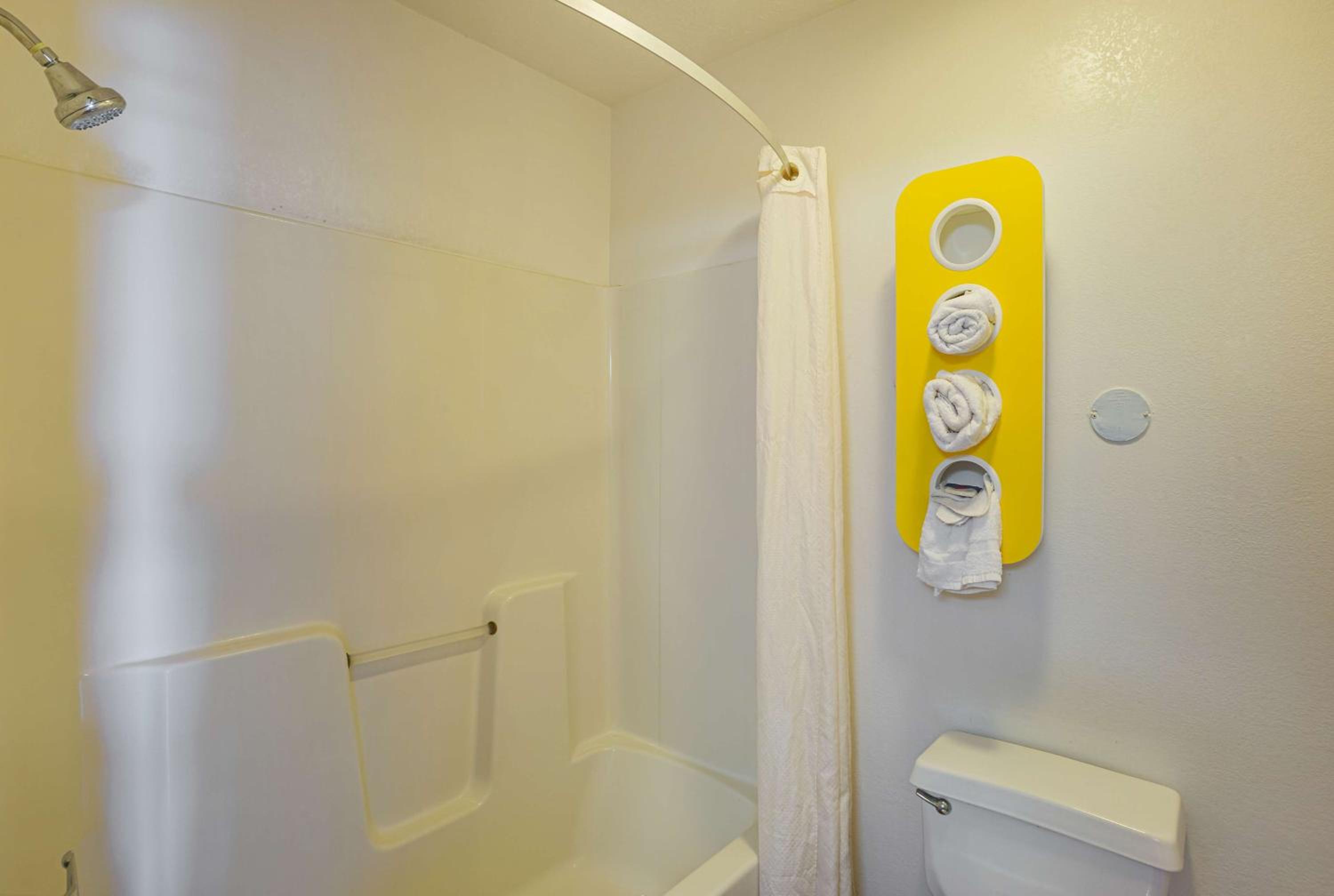 Queen Room - Non-Smoking - Photo 8