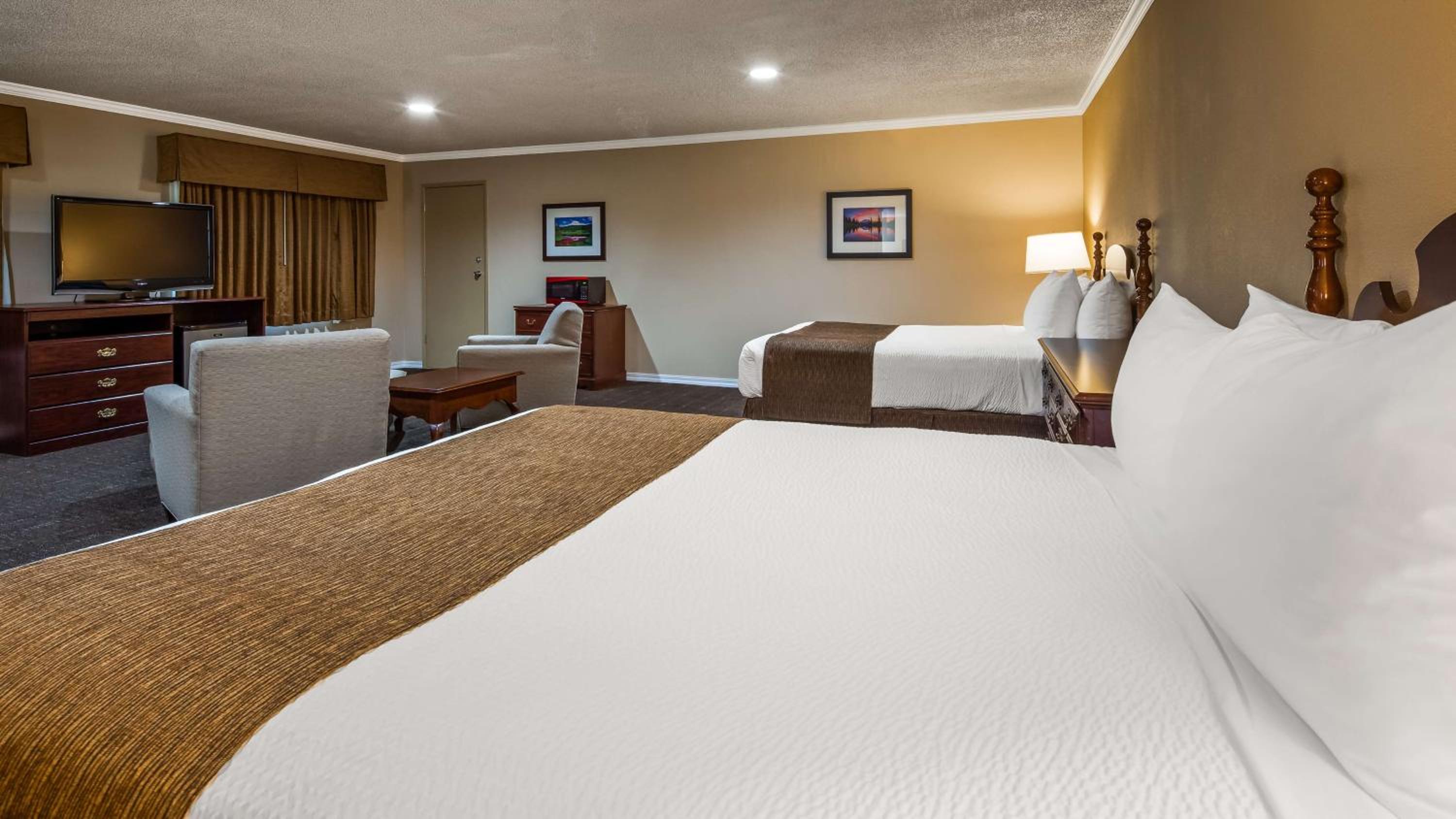 Deluxe Queen Room with Two Queen Beds photo 1