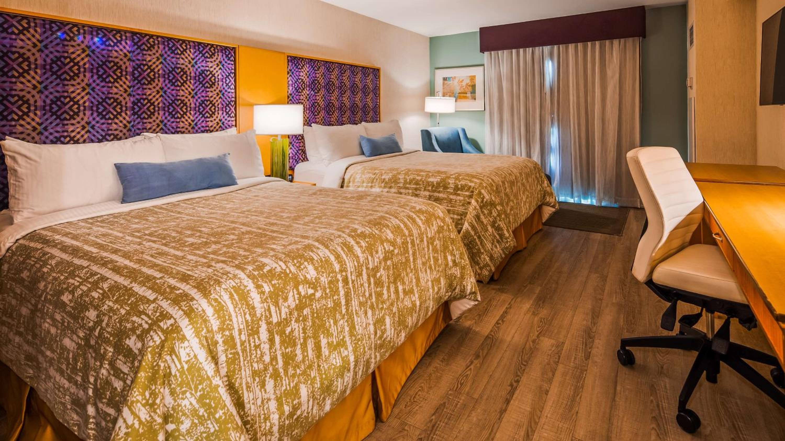 Queen Room with Two Queen Beds - Non-Smoking - Photo 4