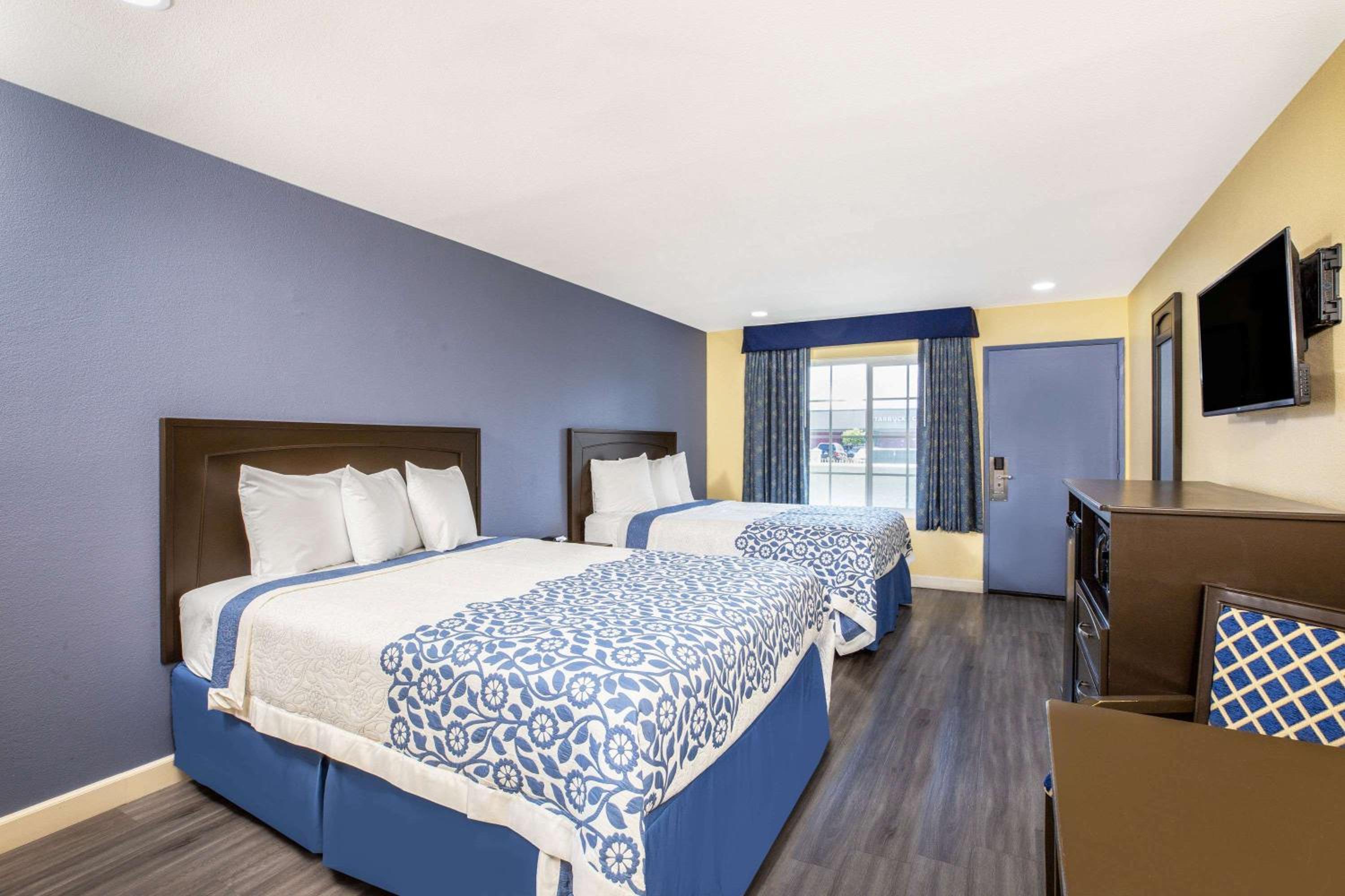 Queen Room with Two Queen Beds - Non-Smoking - Photo 4