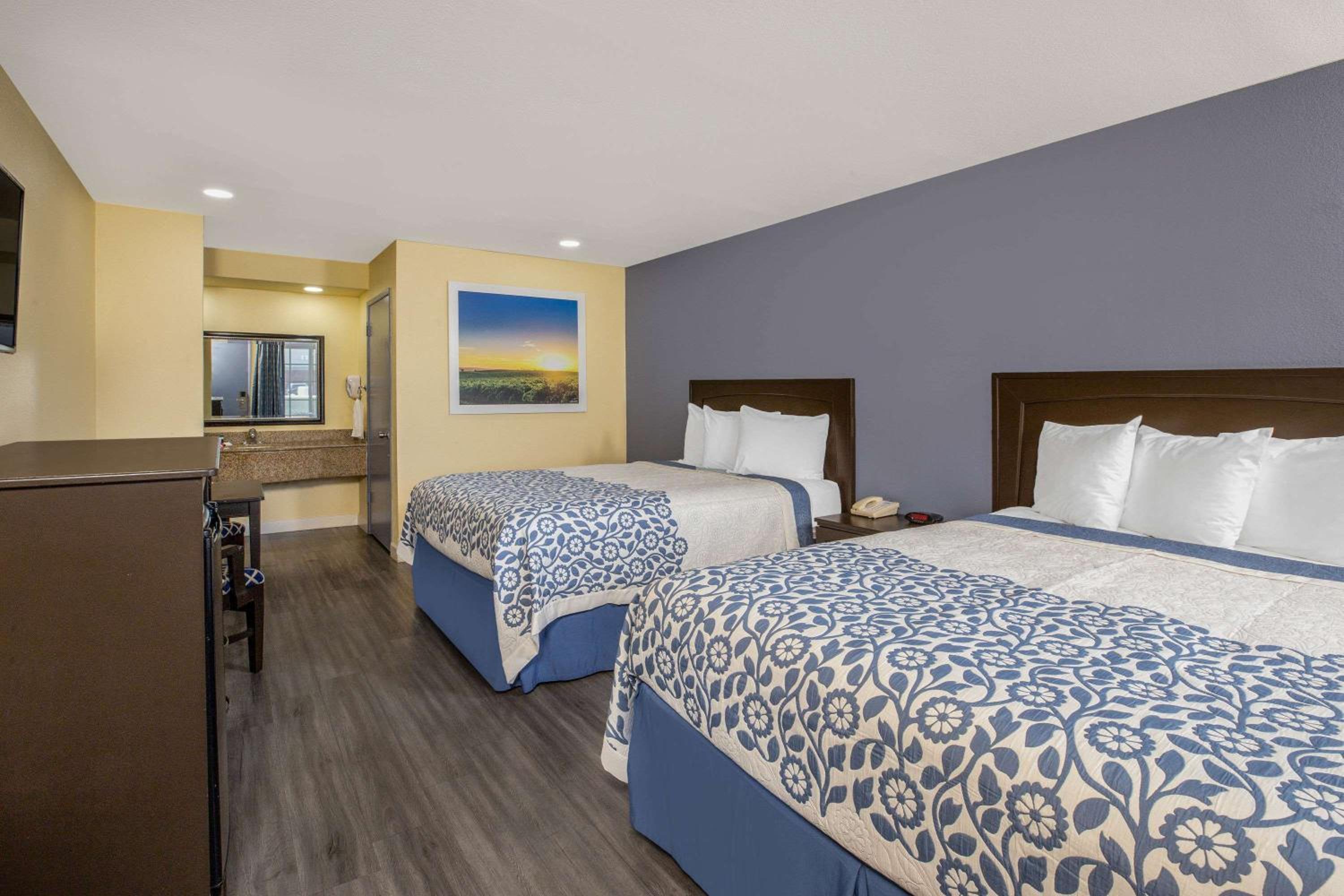 Queen Room with Two Queen Beds - Non-Smoking - Photo 1