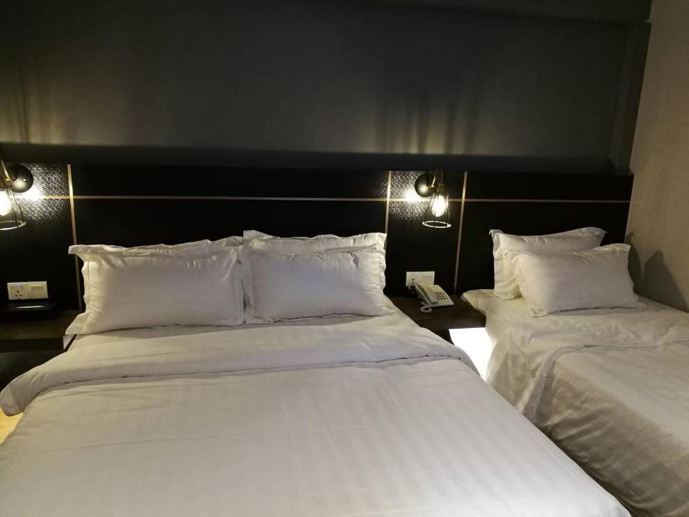Deluxe Triple Room without Window photo 1