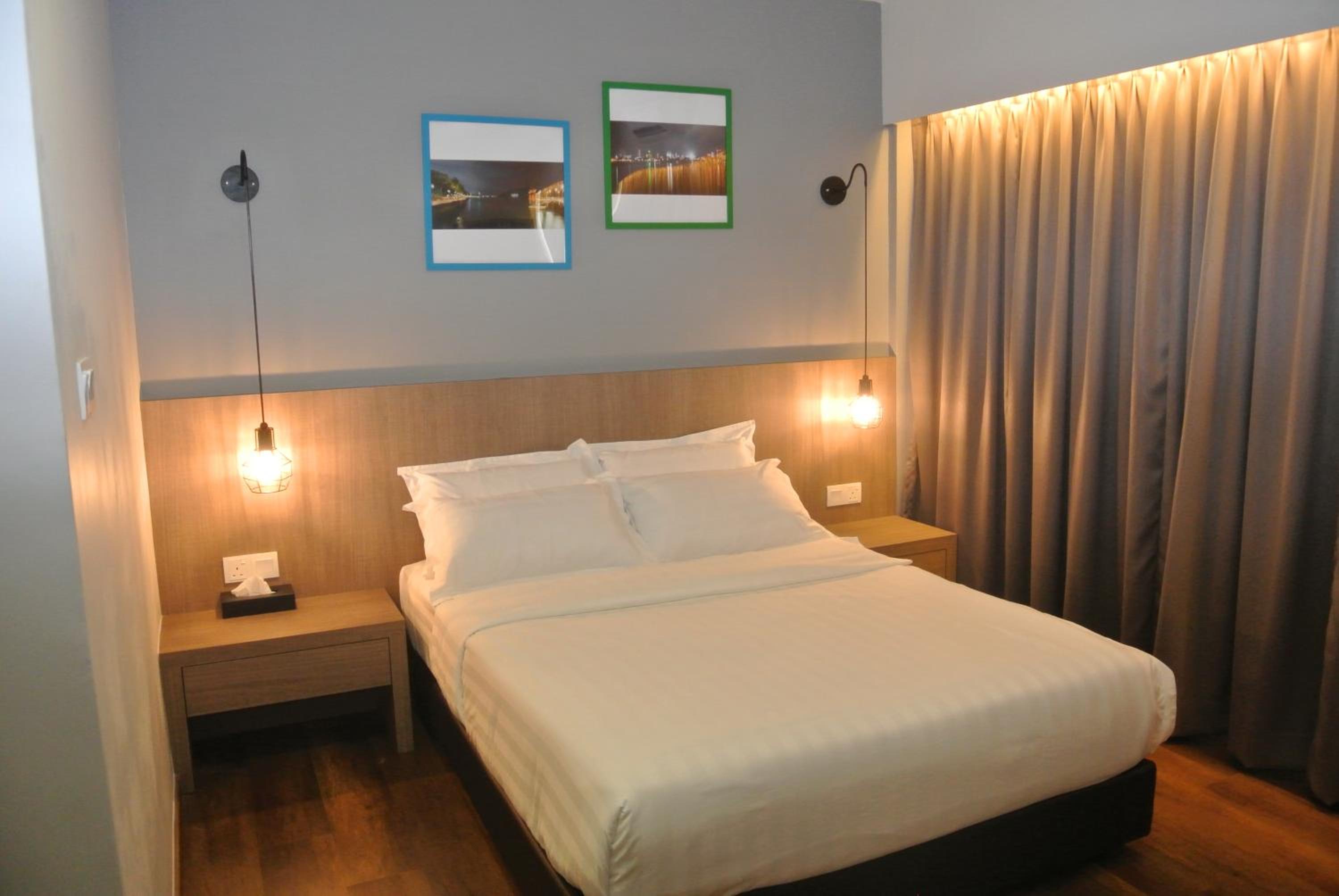 Deluxe Queen Room with Window - Photo 3