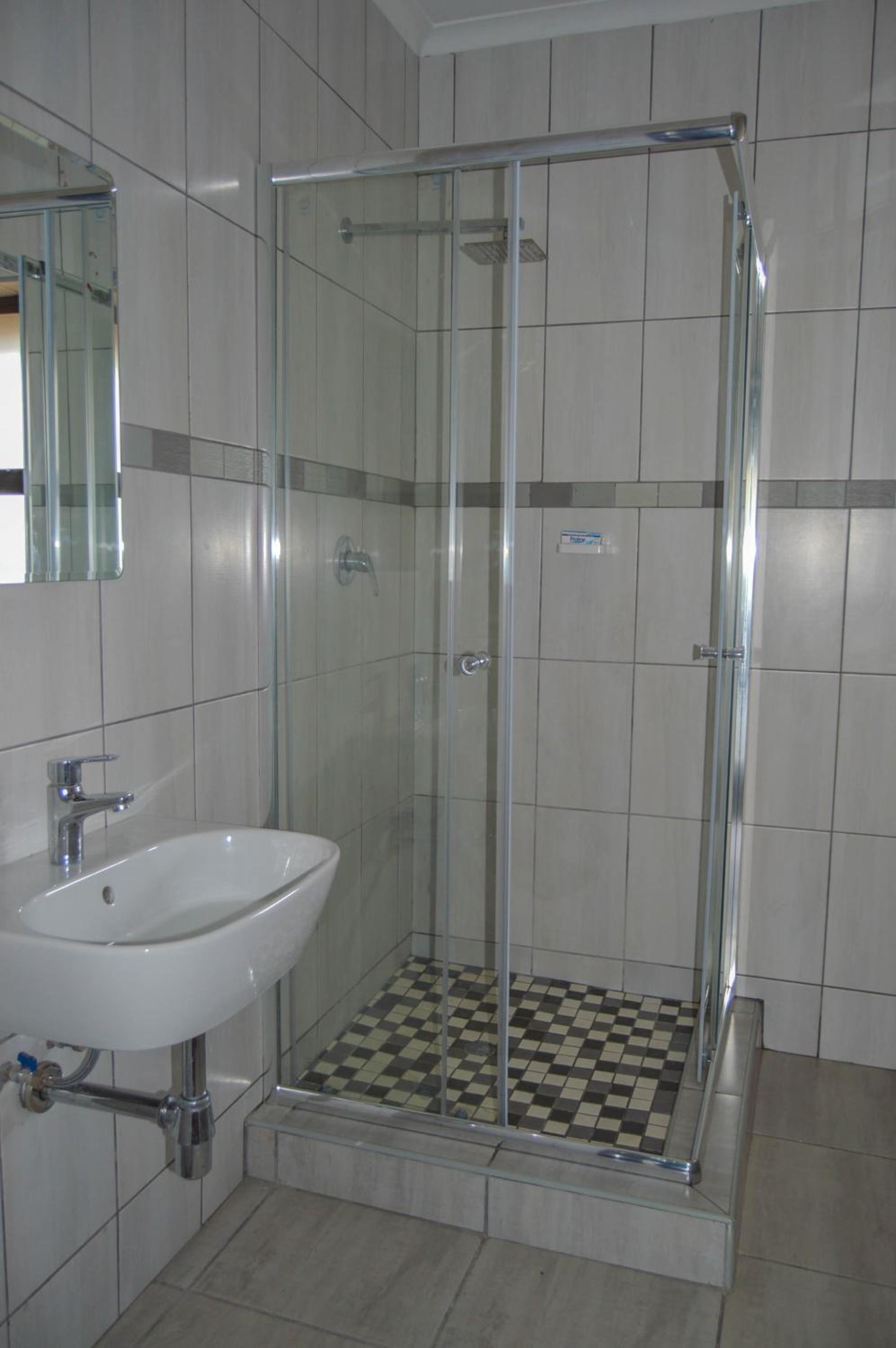 Economy Triple Room - Photo 4