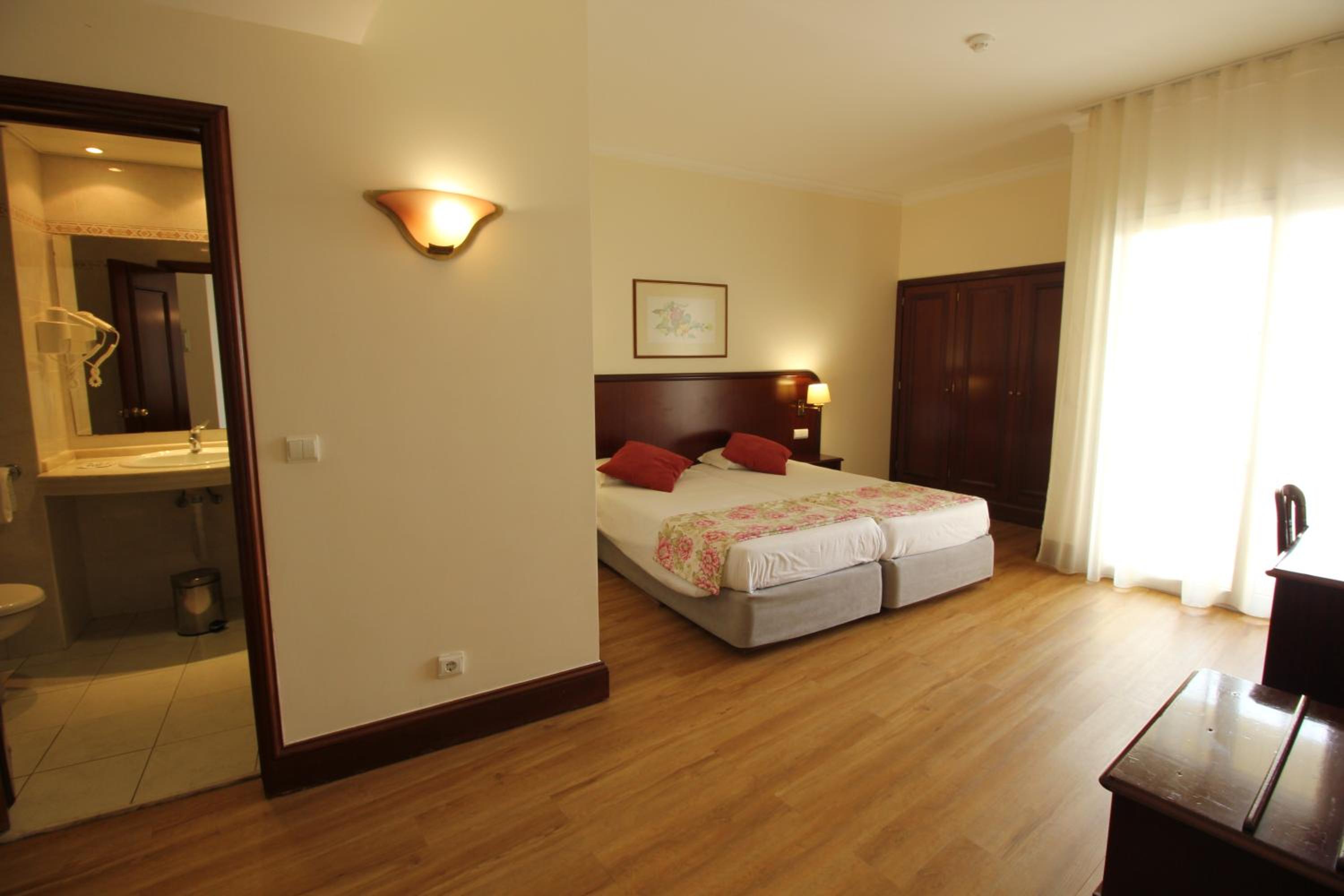 Standard Twin Room with Balcony - Photo 2