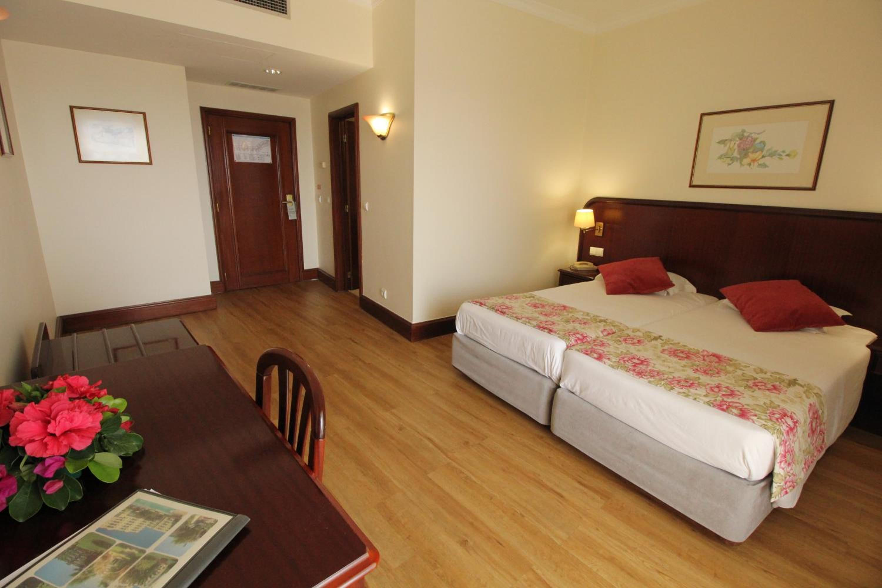 Standard Twin Room with Balcony - Photo 1